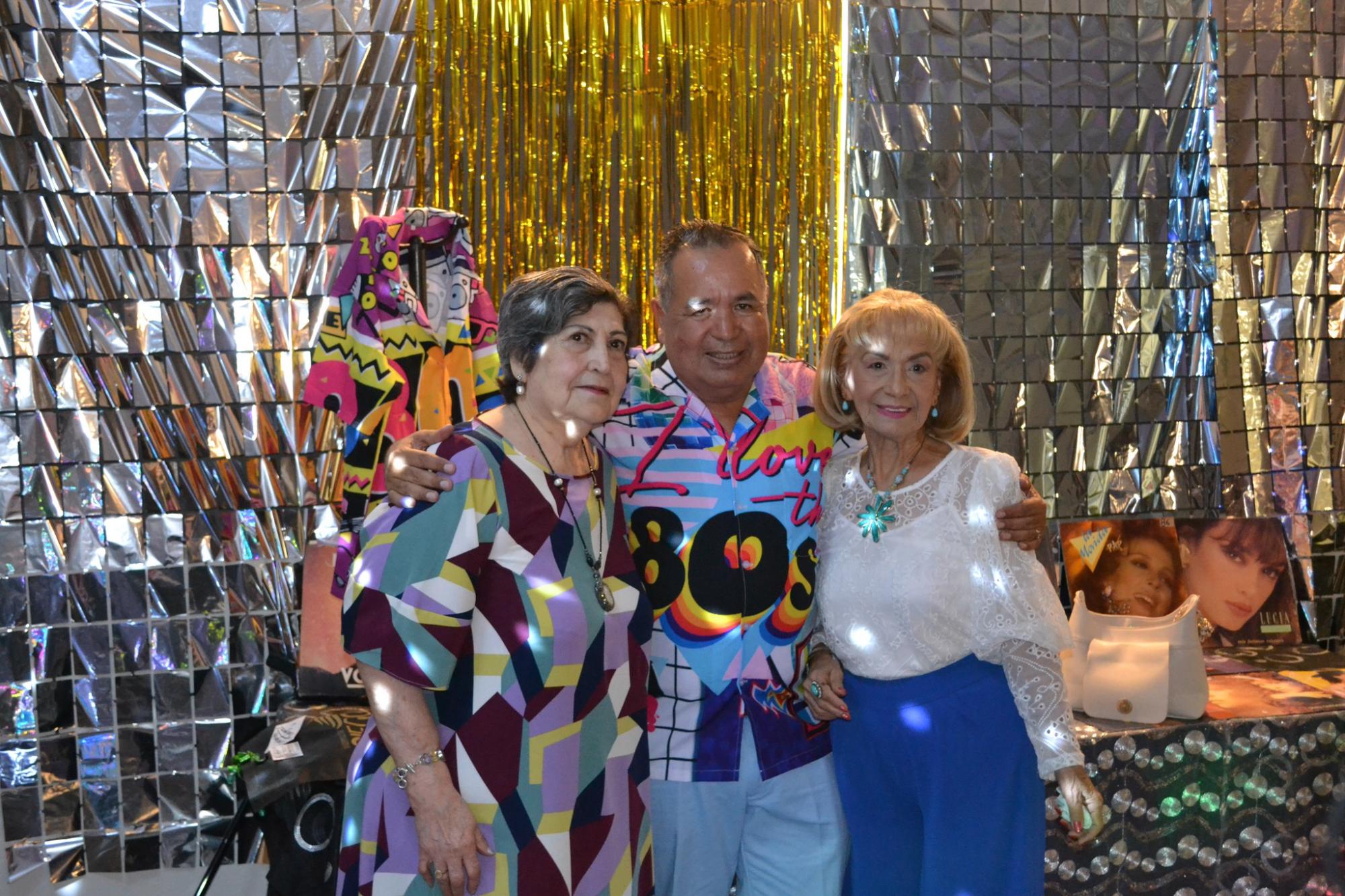 $!Marielos de Monreal y Carmelita de Tong felicitan al festejado.