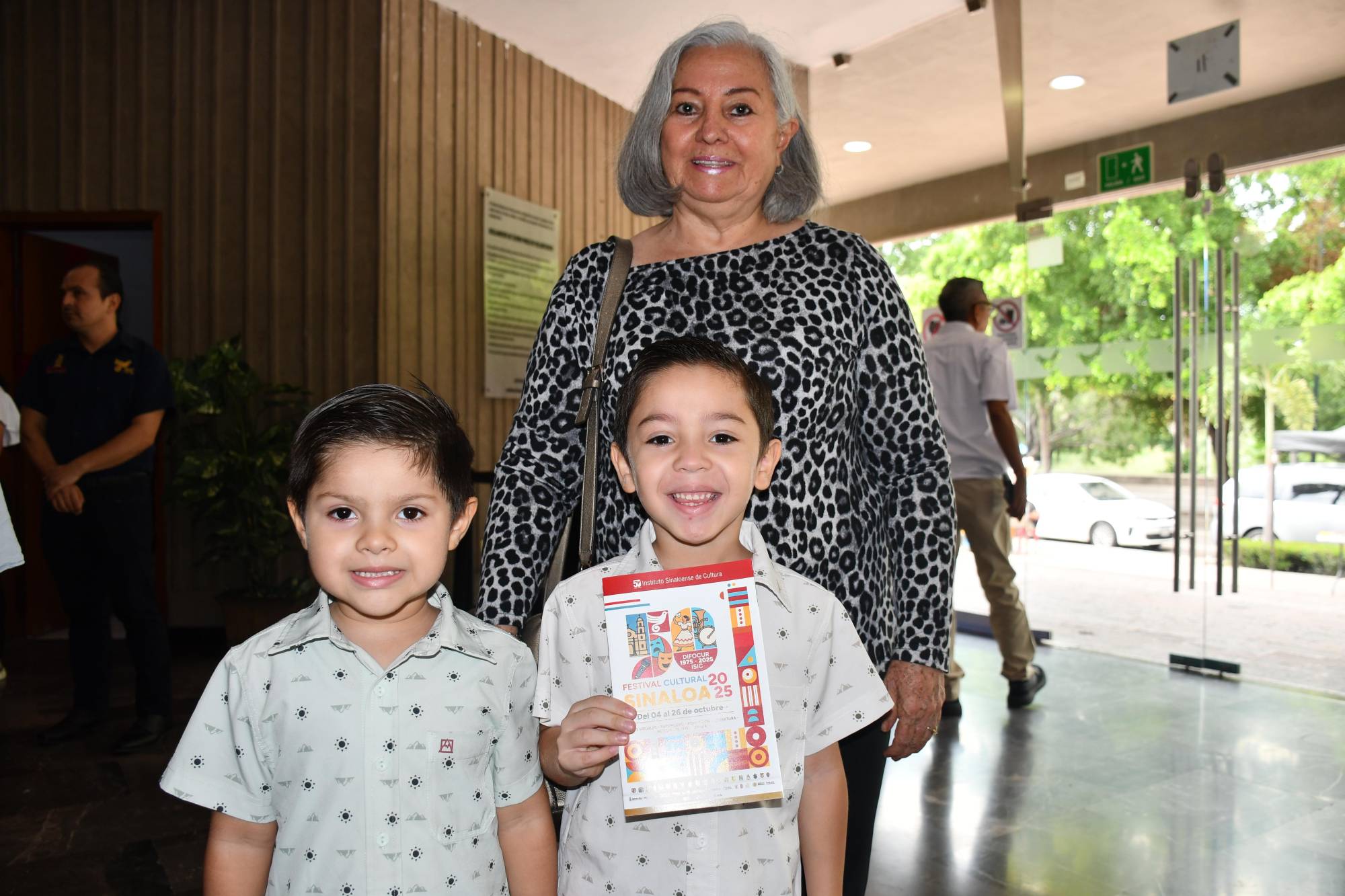 $!Aurora Gámez de Campos con los pequeños Ariel y Sebastián.