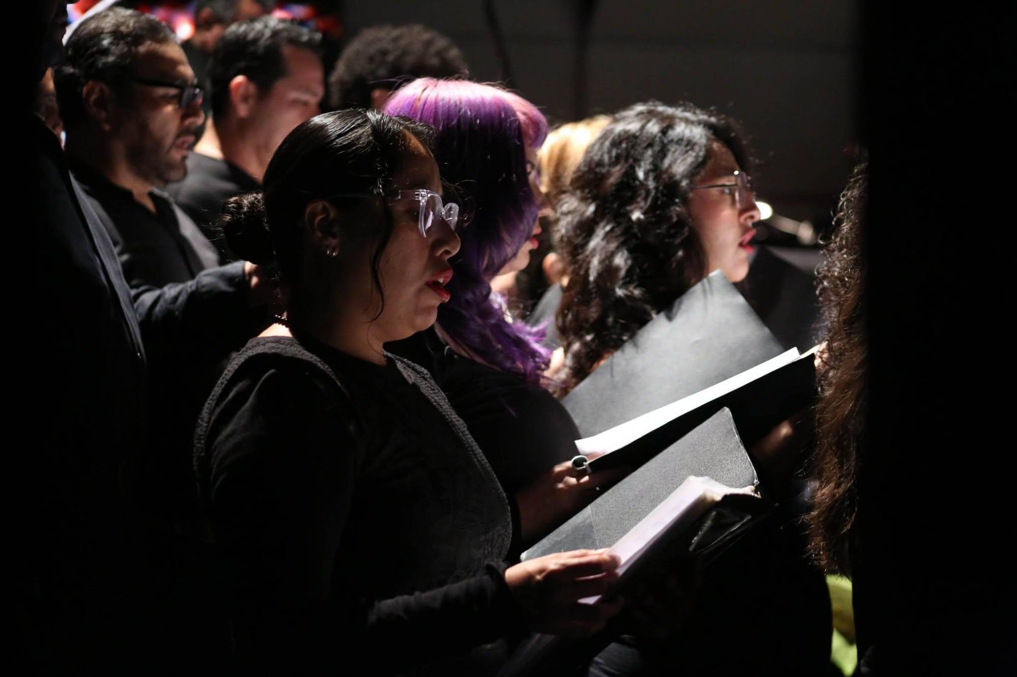$!La participación del Coro de Ópera de Sinaloa, dirigido por el maestro Marco Antonio Rodríguez Badillo, añadió fuerza dramática a las piezas.