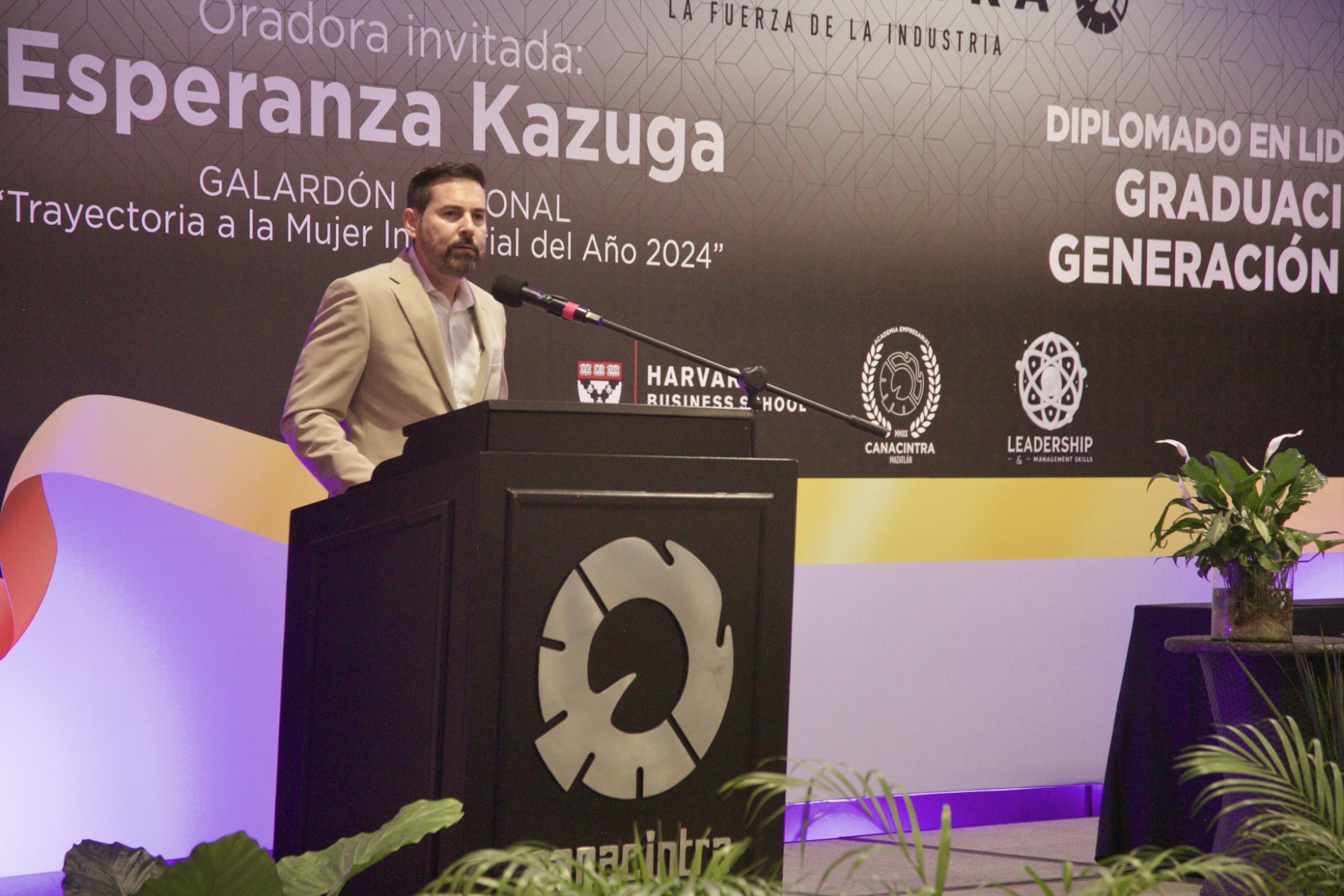 $!Sergio Rojas, presidente de Canacintra Mazatlán, expresa un mensaje a los egresados.