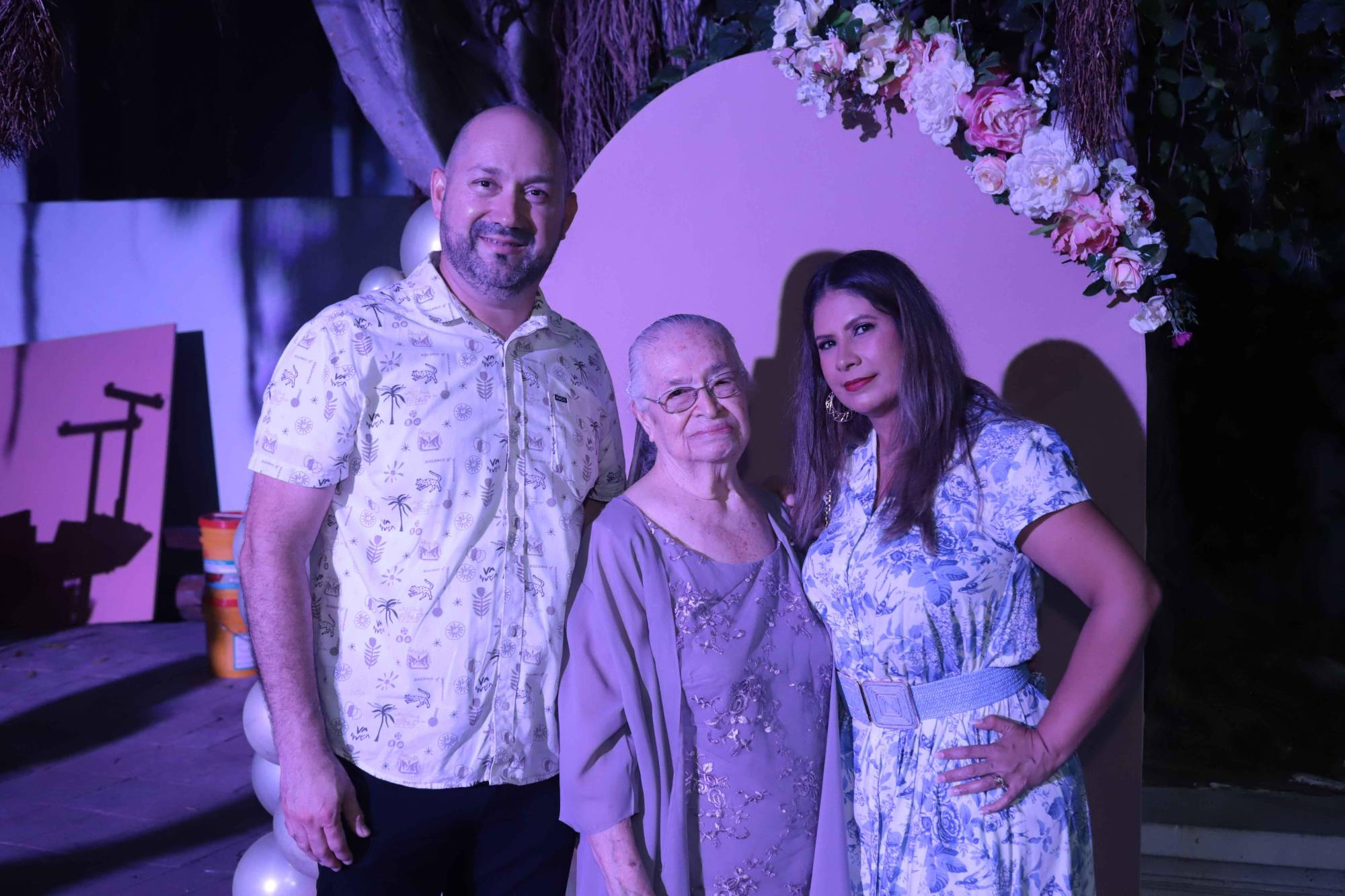 $!La homenajeada entre Oliver Tirado y Laura de Tirado.