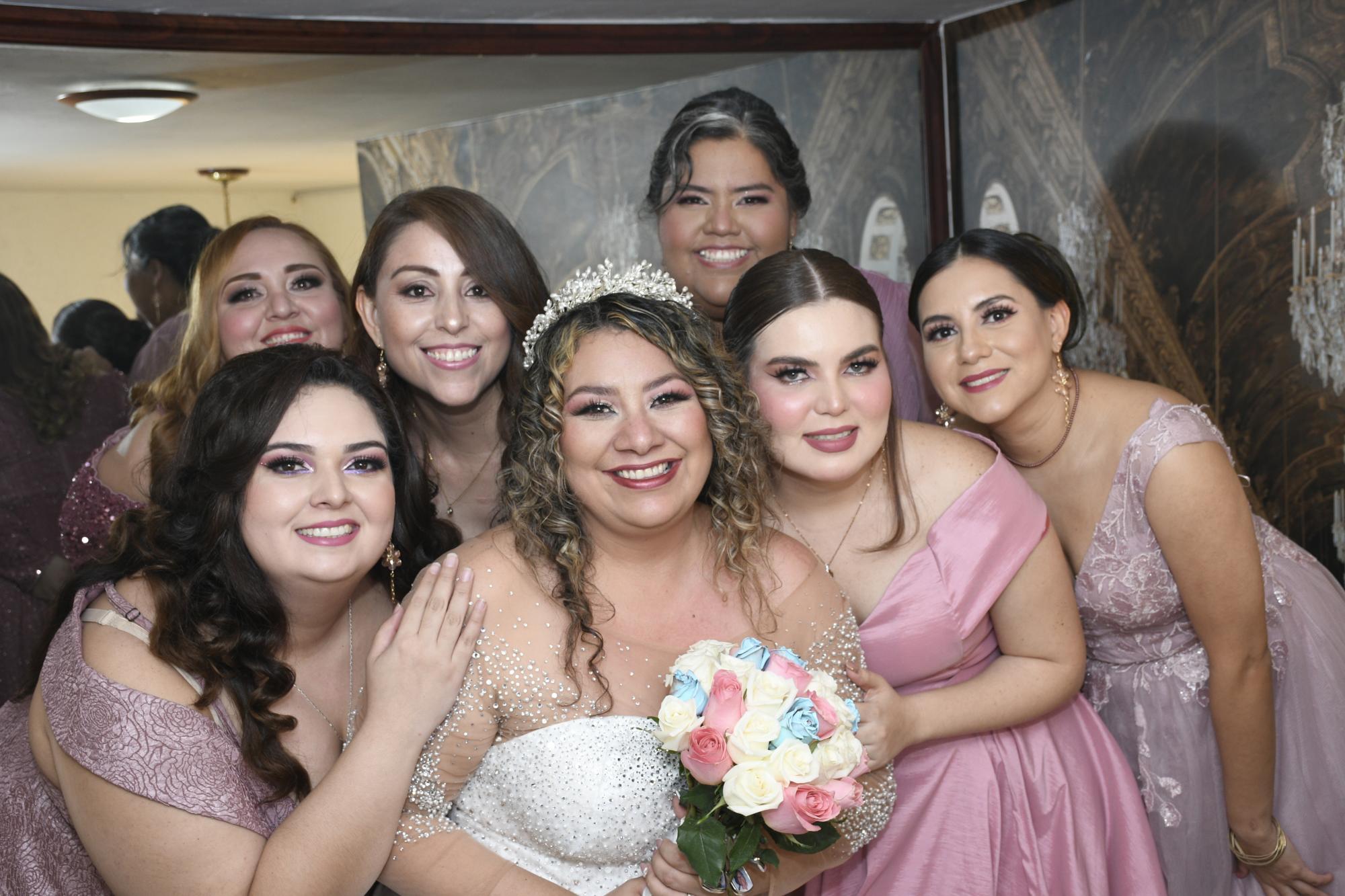 $!La novia acompañada por sus madrinas Karen Molina, Yselts Guzmán, Judith Muñoz, Brenda Cuadras, Berenice Quintero y Karen Douriet.