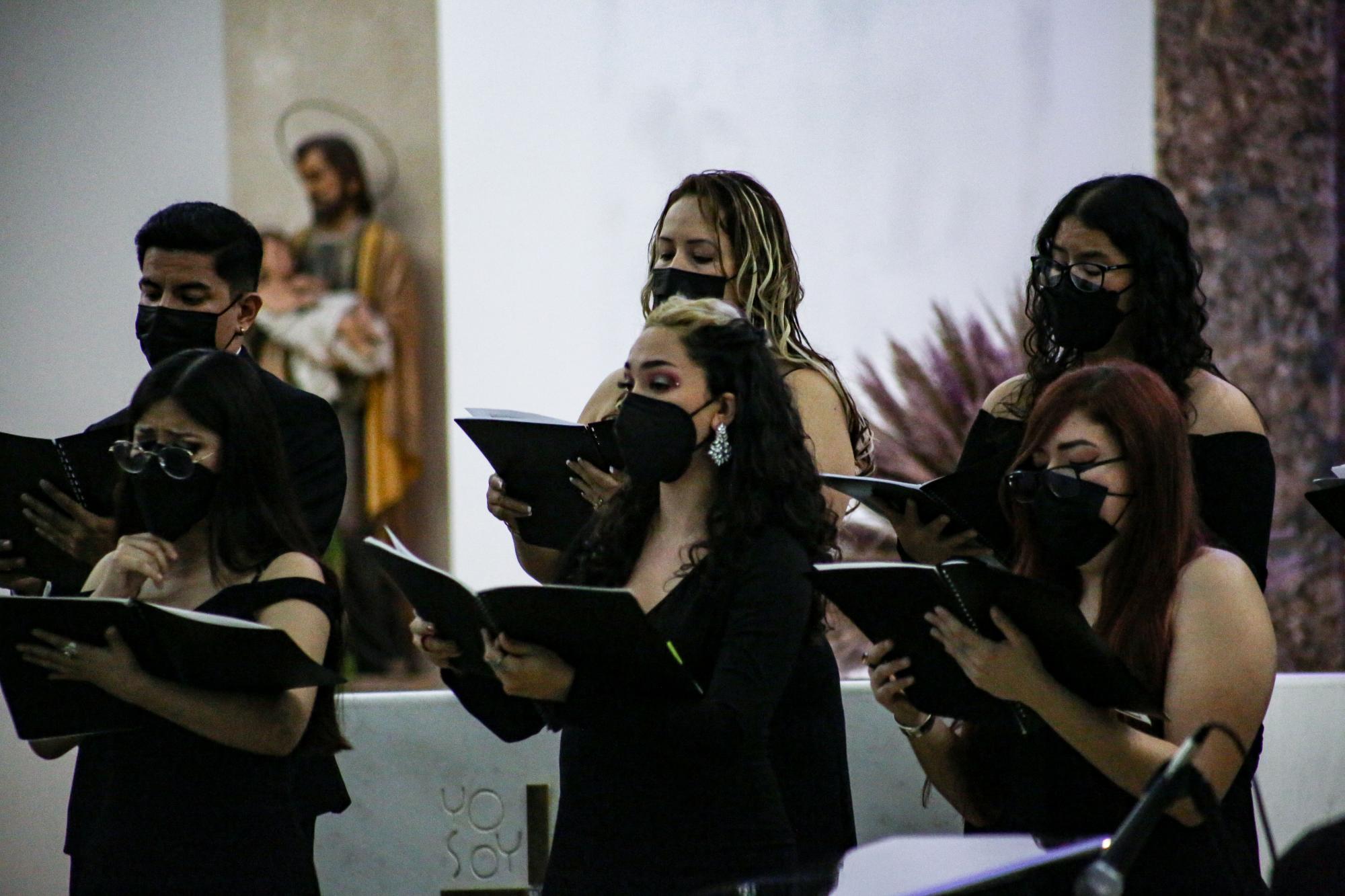 Canta el Coro de Ópera del Isic, el 'Réquiem' de Mozart, en la iglesia del Padre  Cuco