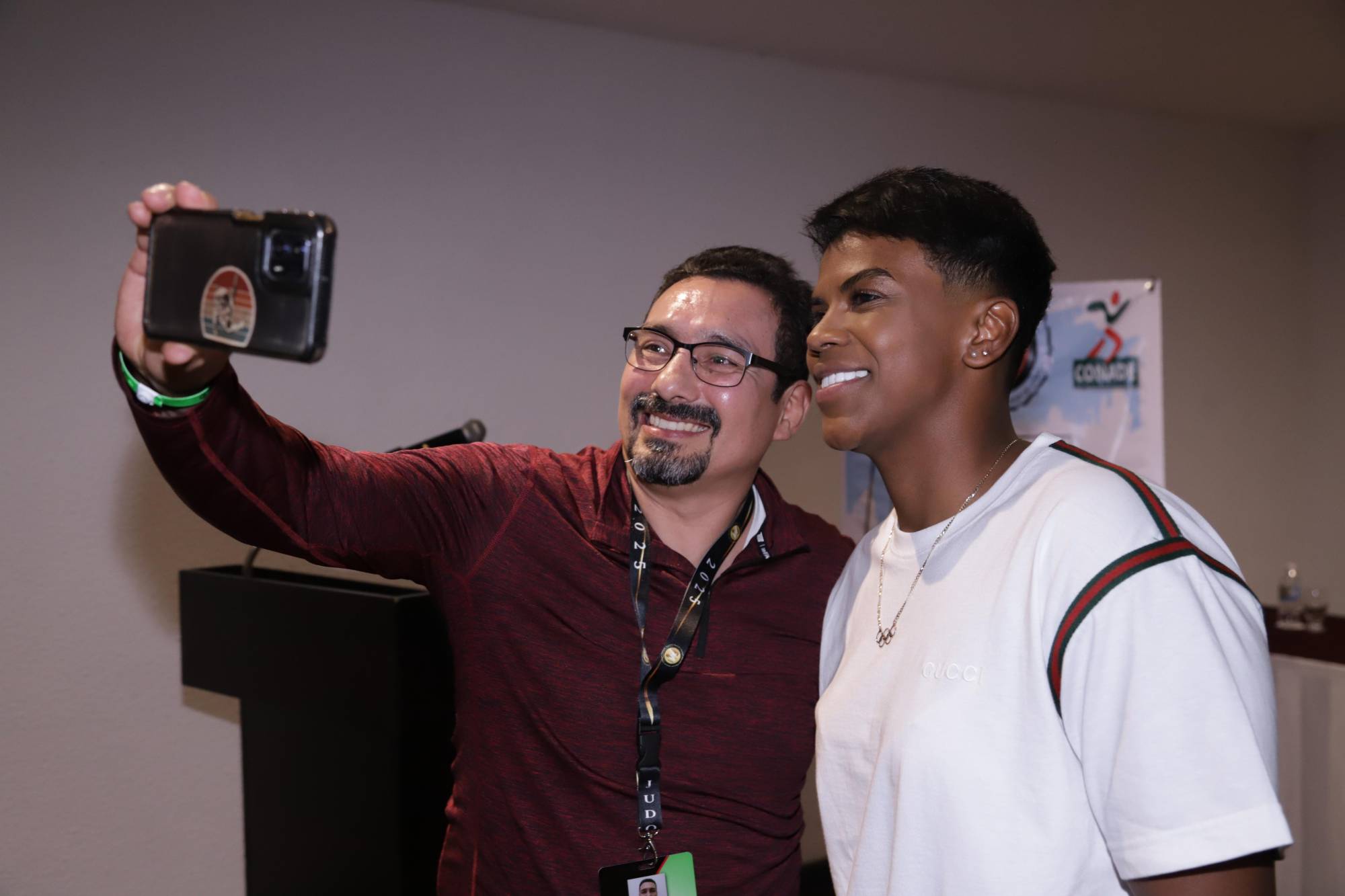 $!Froylán Delgado con Prisca Awiti.