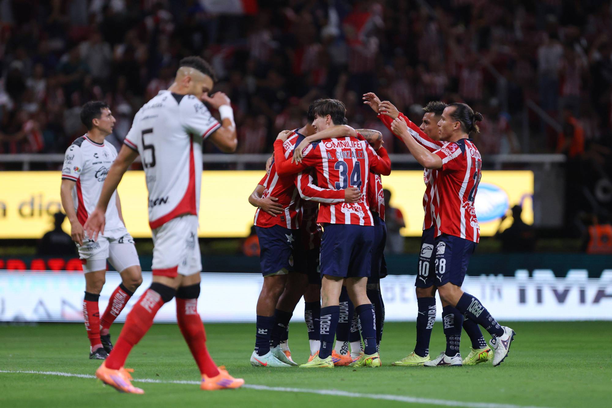 $!Chivas golea 4-1 a Atlas con hat-trick y récord de la ‘Hormiga’ González