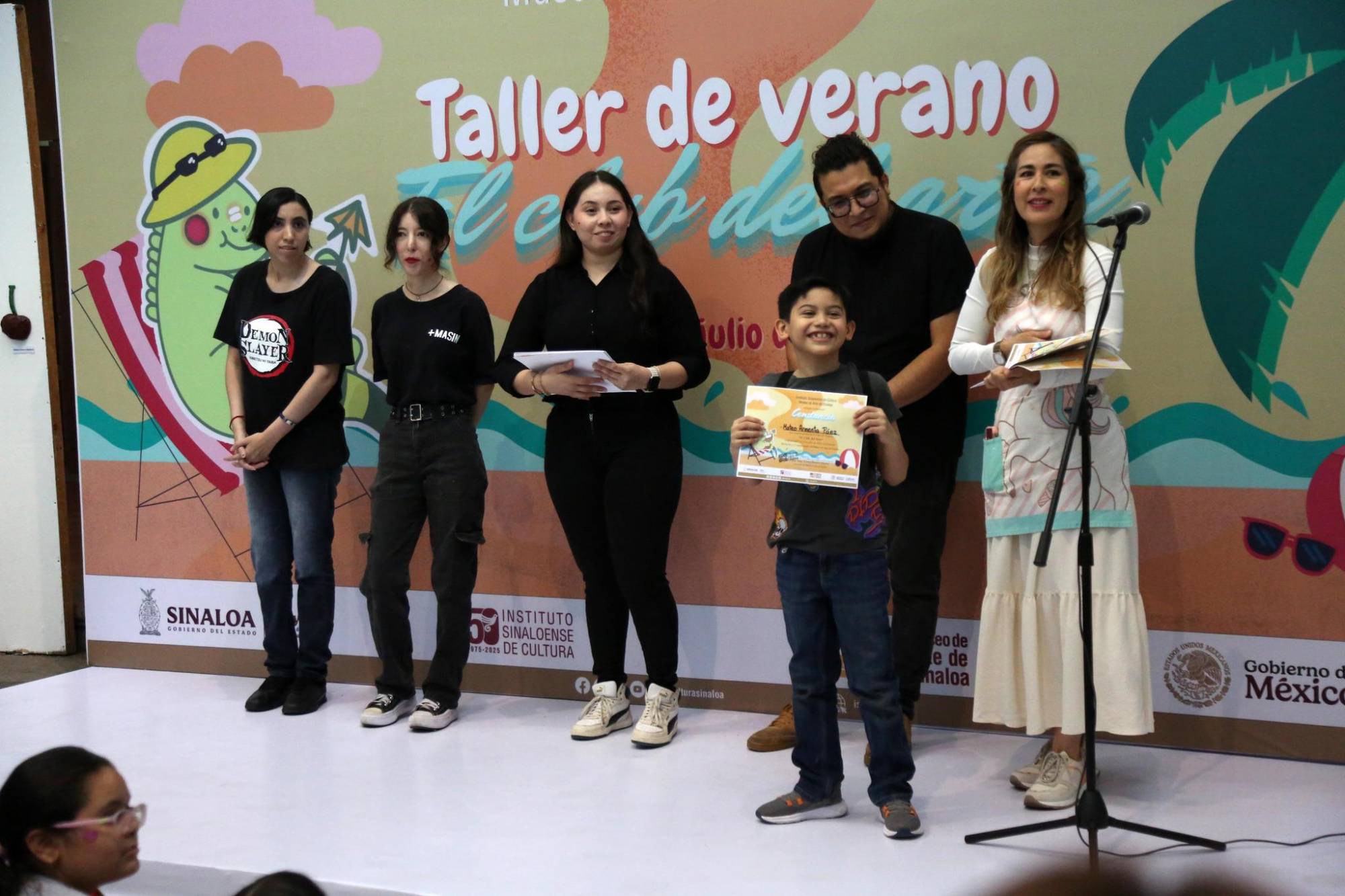 $!Los participantes recibieron sus diplomas.