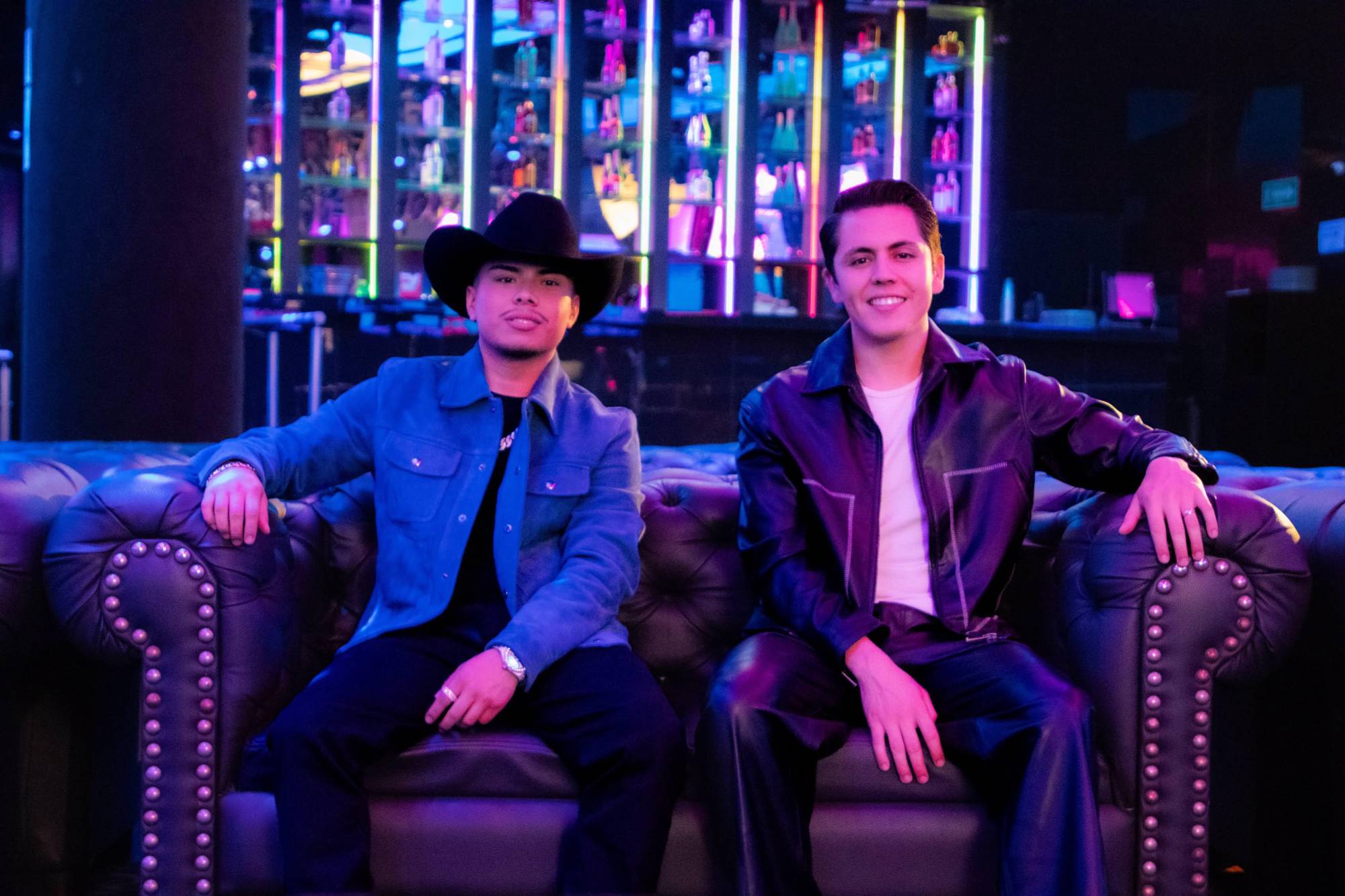 $!Emmanuel Cortés y Andrés Padilla, vocalista de Los Sebastianes, unen sus voces en “Volumen 42”, una colaboración que explora los sonidos de la cumbia tumbada.