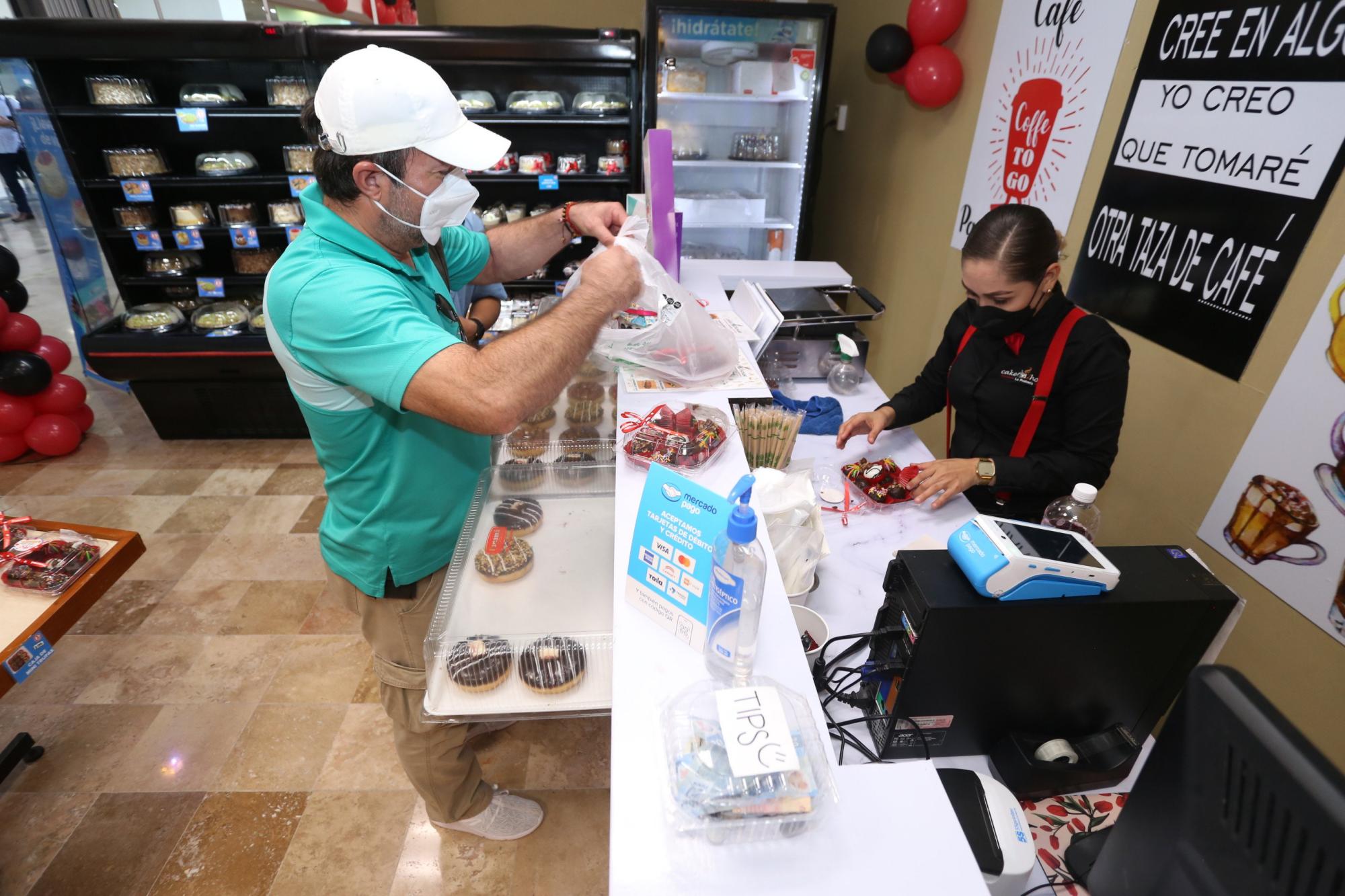 $!Locales y turistas que pasan por el aeropuerto de Mazatlán ya pueden comprar sus productos de la pastelería porteña.