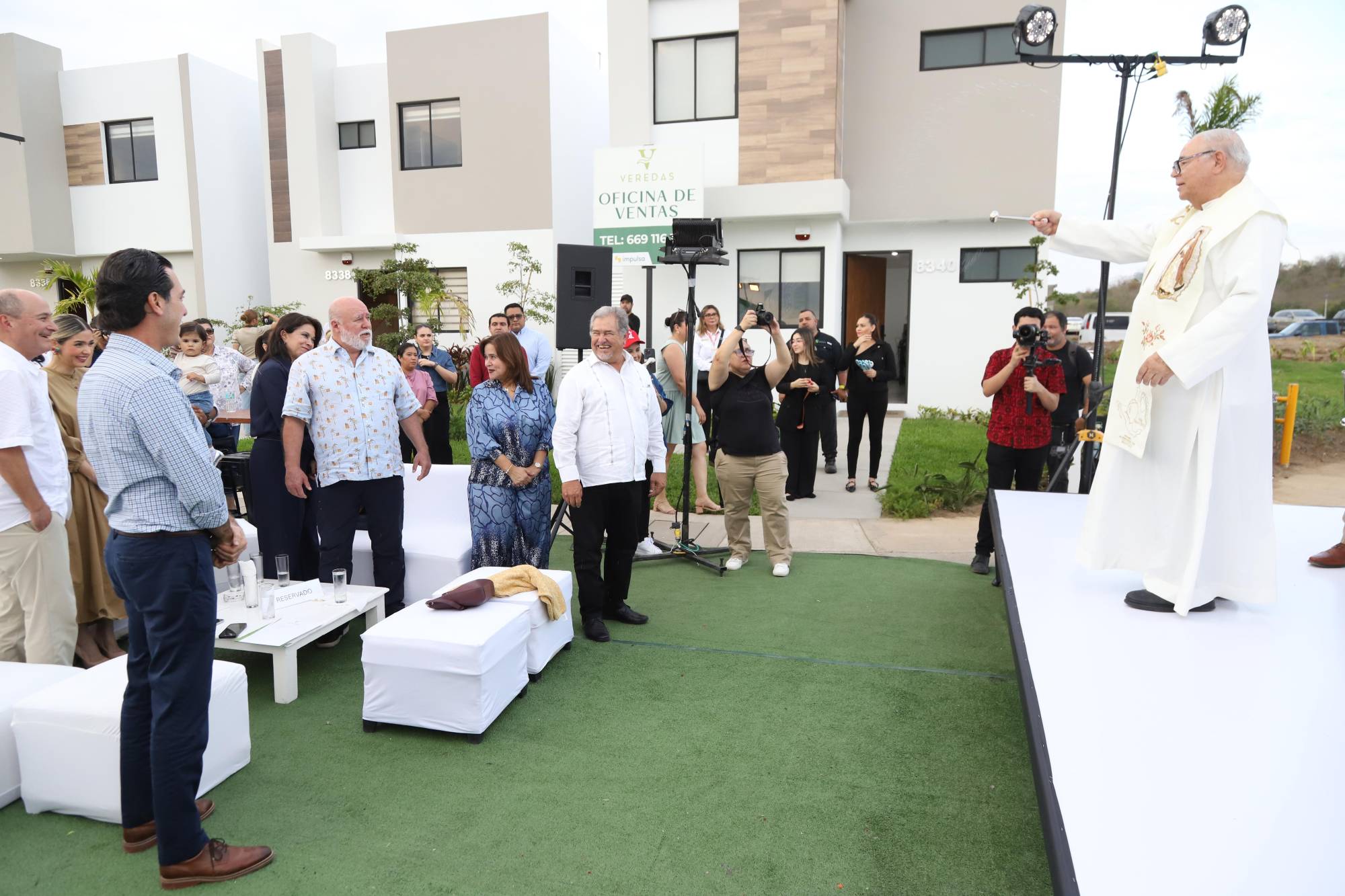 $!El Padre Horacio Hernández de la Torres bendice las instalaciones.