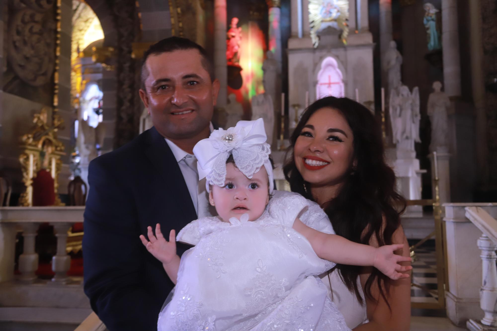 $!La pequeña con sus padrinos Alfredo Acuña Sarabia y Adriana Berenice Morales Acuña.