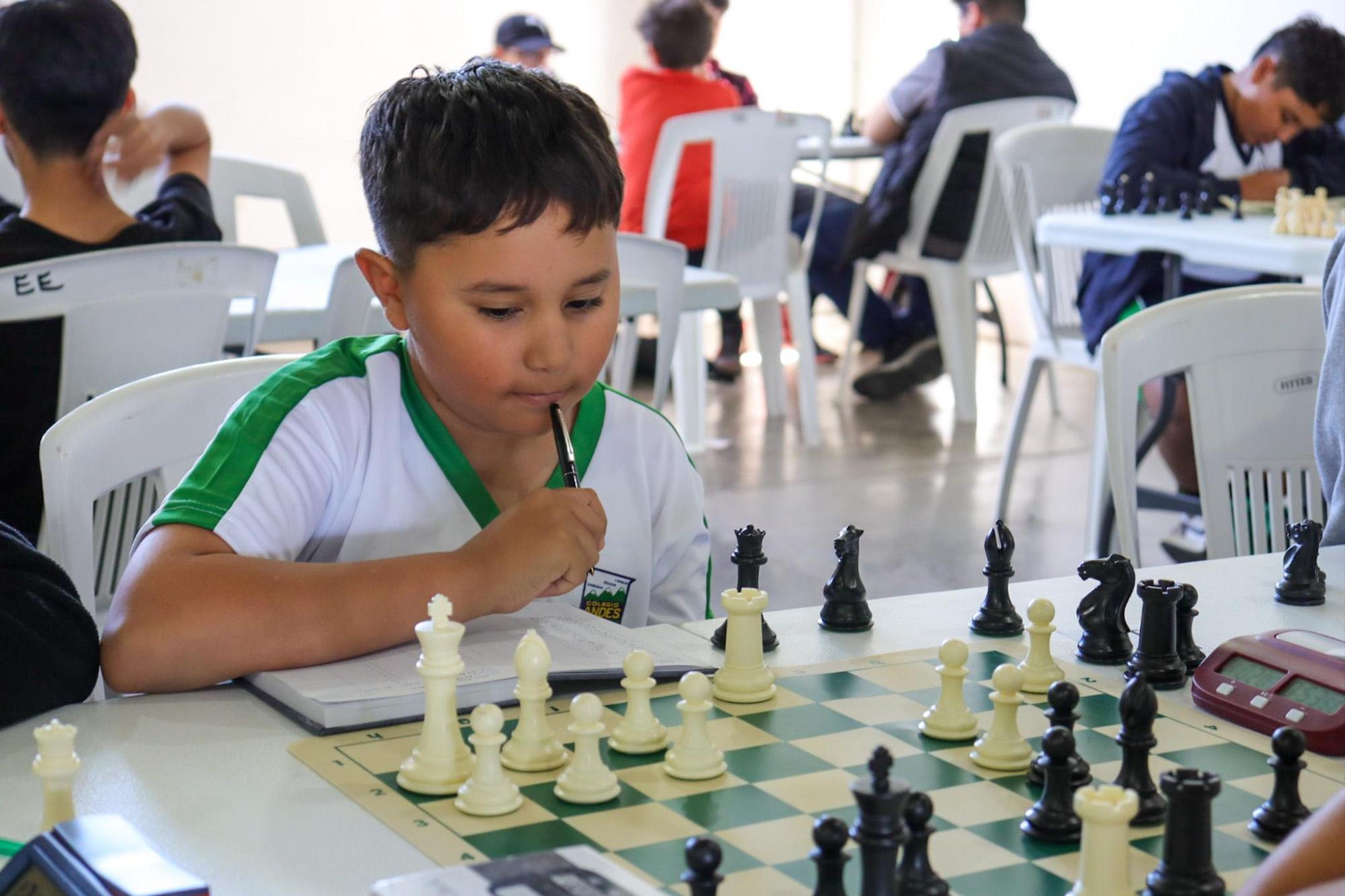 $!Compiten cuadro a cuadro por las mejores posiciones en el Municipal de Ajedrez