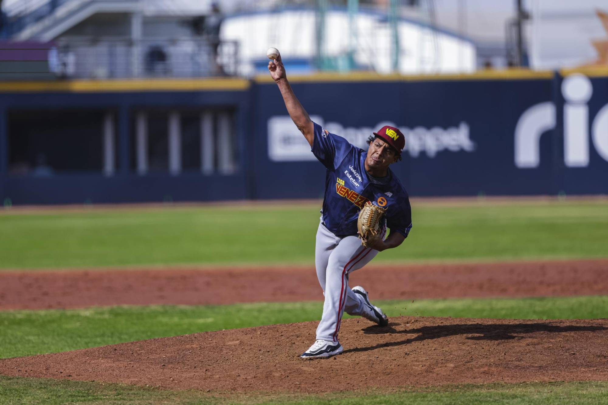 $!A fuerzas de batazos, Venezuela supera a Puerto Rico