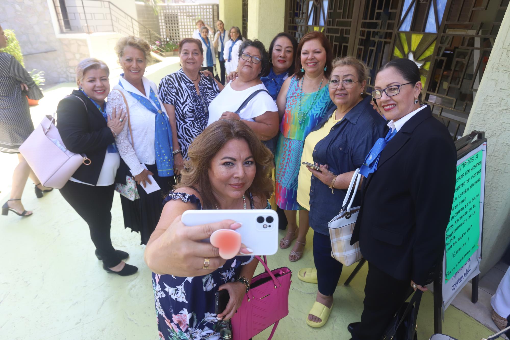 $!Lolys Valenzuela, Lupita Esparza, María Emilia Ramírez, Luz Gil, Lorena Torres, Ana Bertha Benítez, Martha Alicia Camacho y Lolys Ríos. Al frente Rosa Isela Arellano.