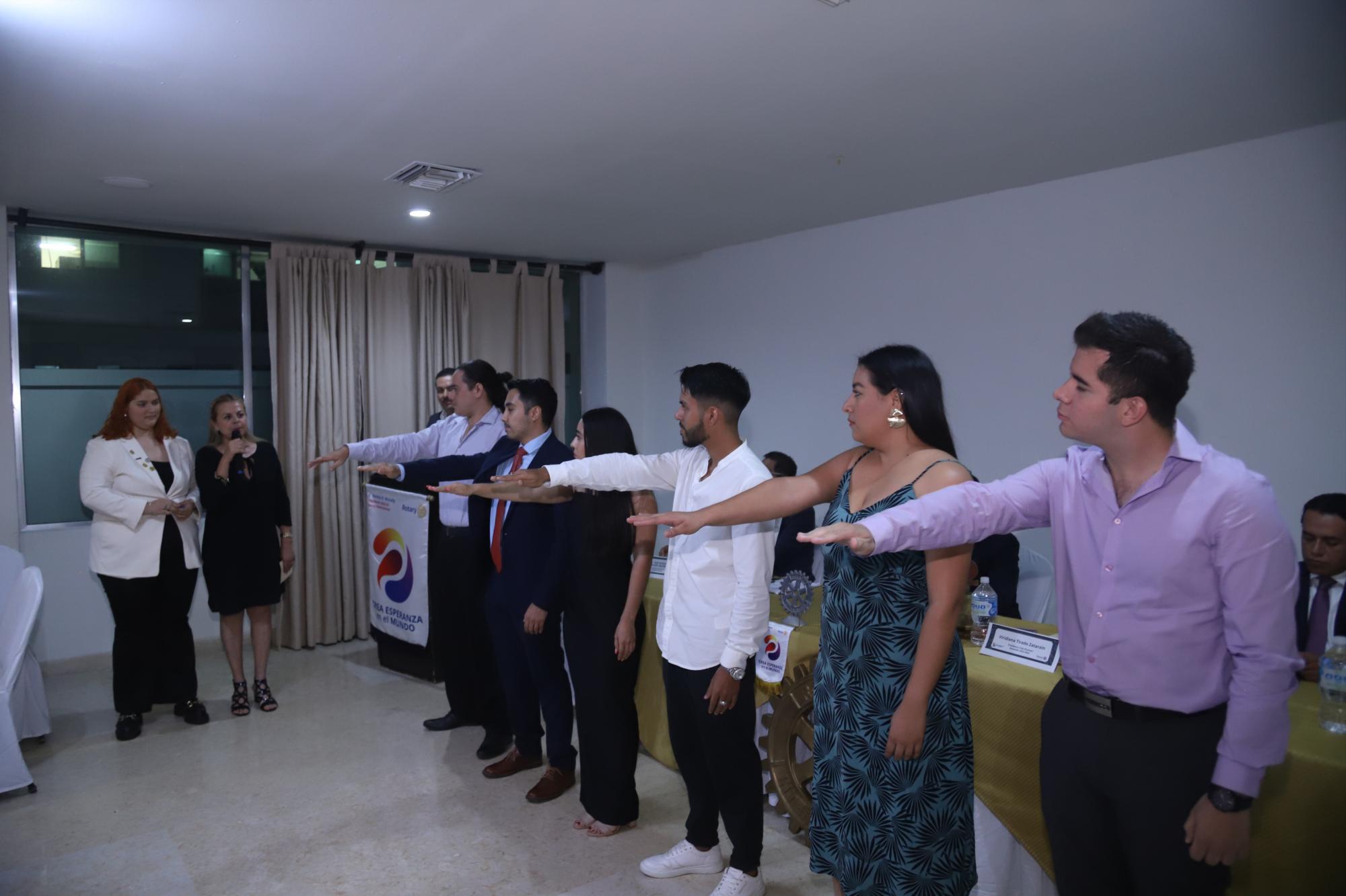 $!Los nuevos socios rinden protesta.