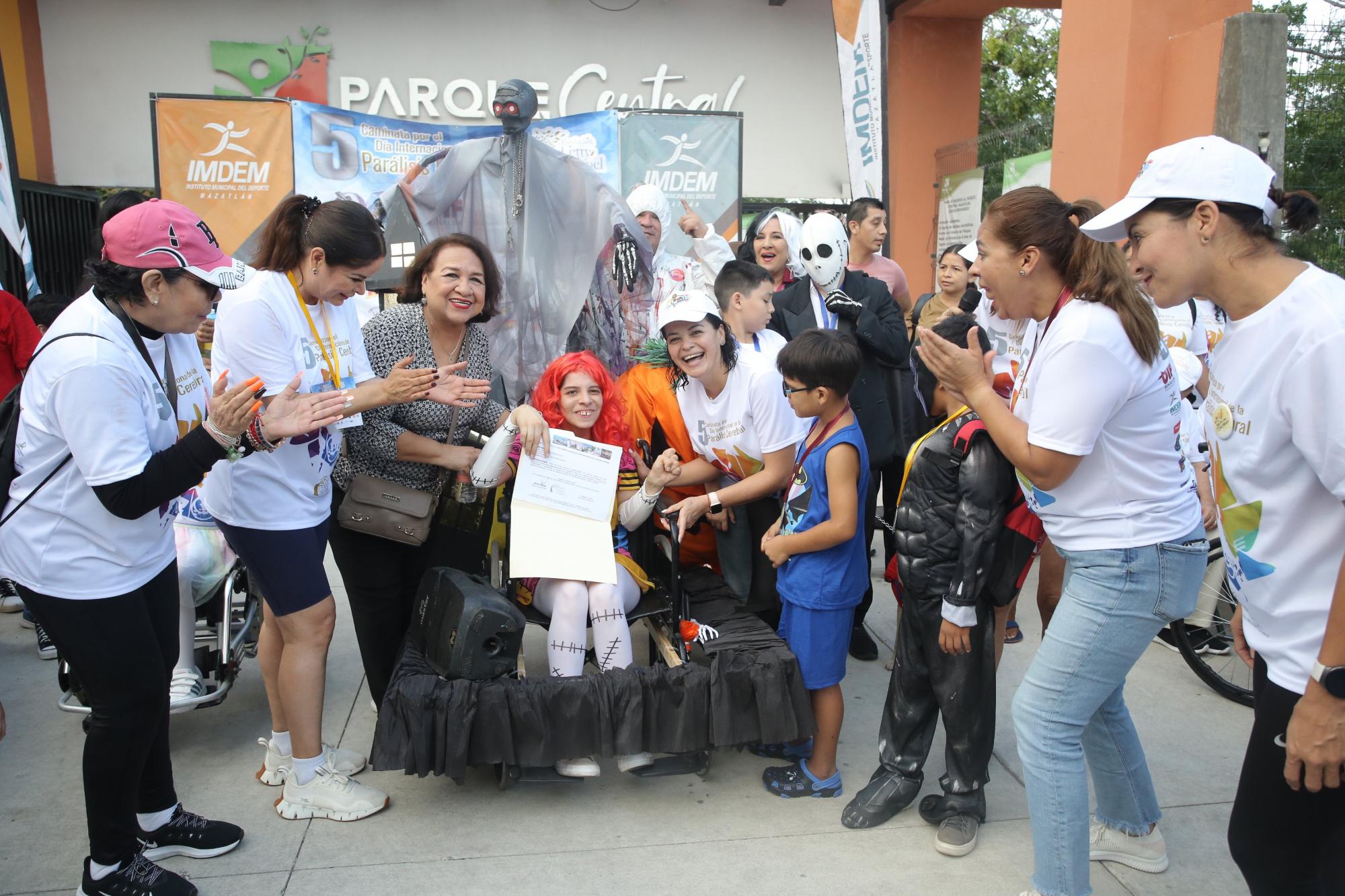 $!Connie Velarde premia a la capitana ganadora.