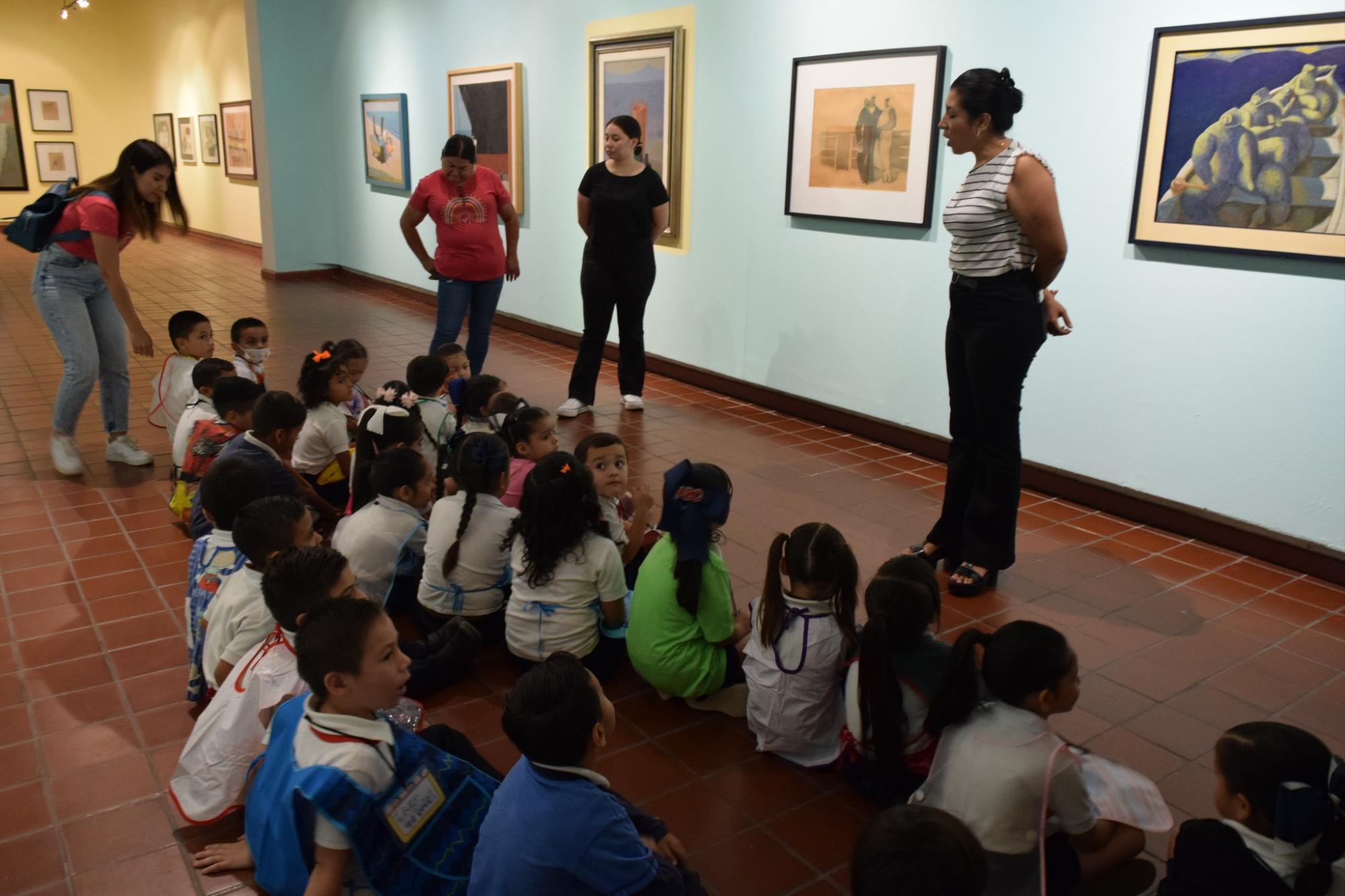 $!Los niños escuchan sobre la exposición Verdades Descubiertas de Antonio López Sáenz, que actualmente está en exhibición.