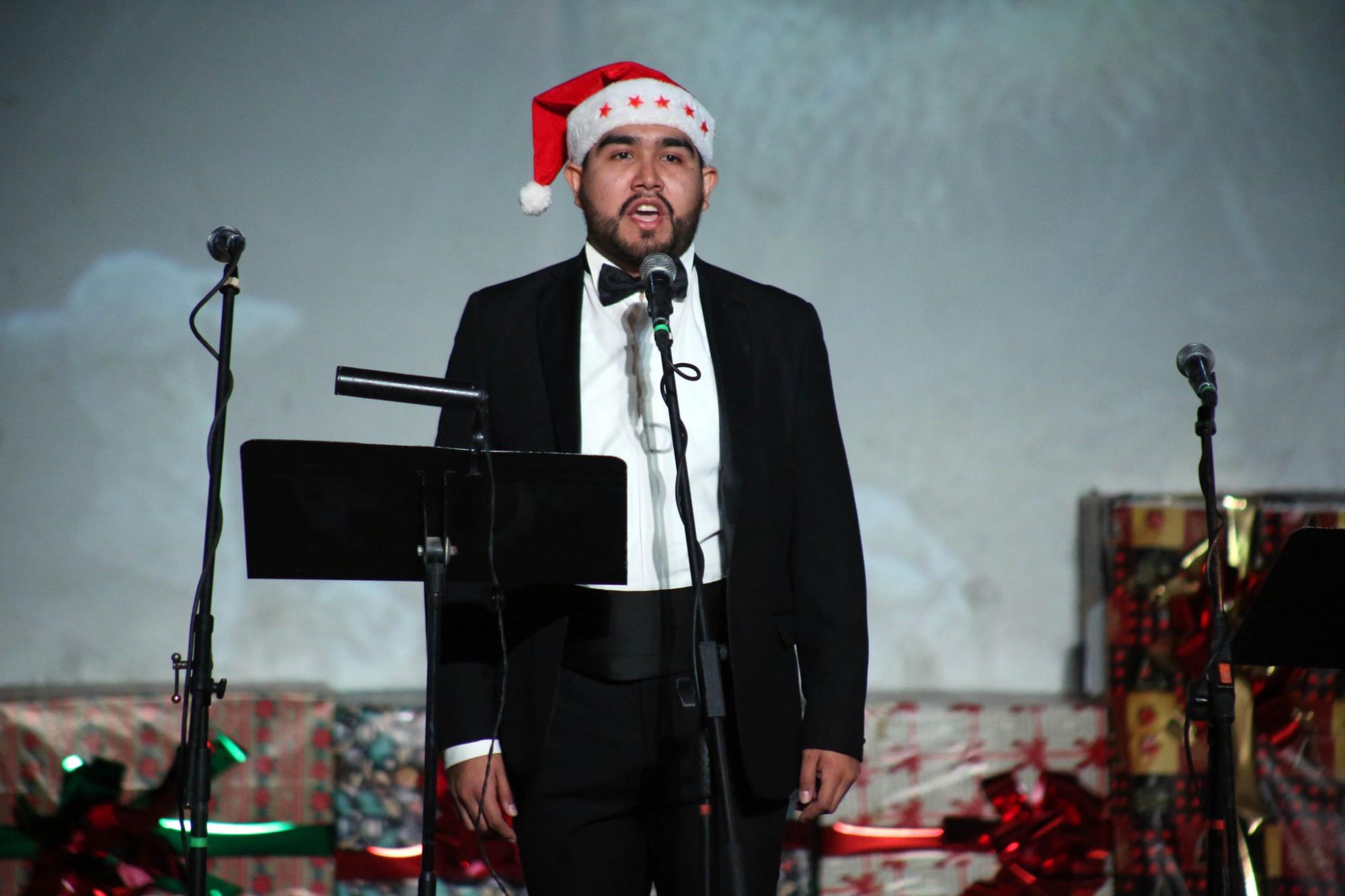 $!El tenor Liuis Cornejo interpretó el villancico tradicional francés ‘Angels we have heard on high’.