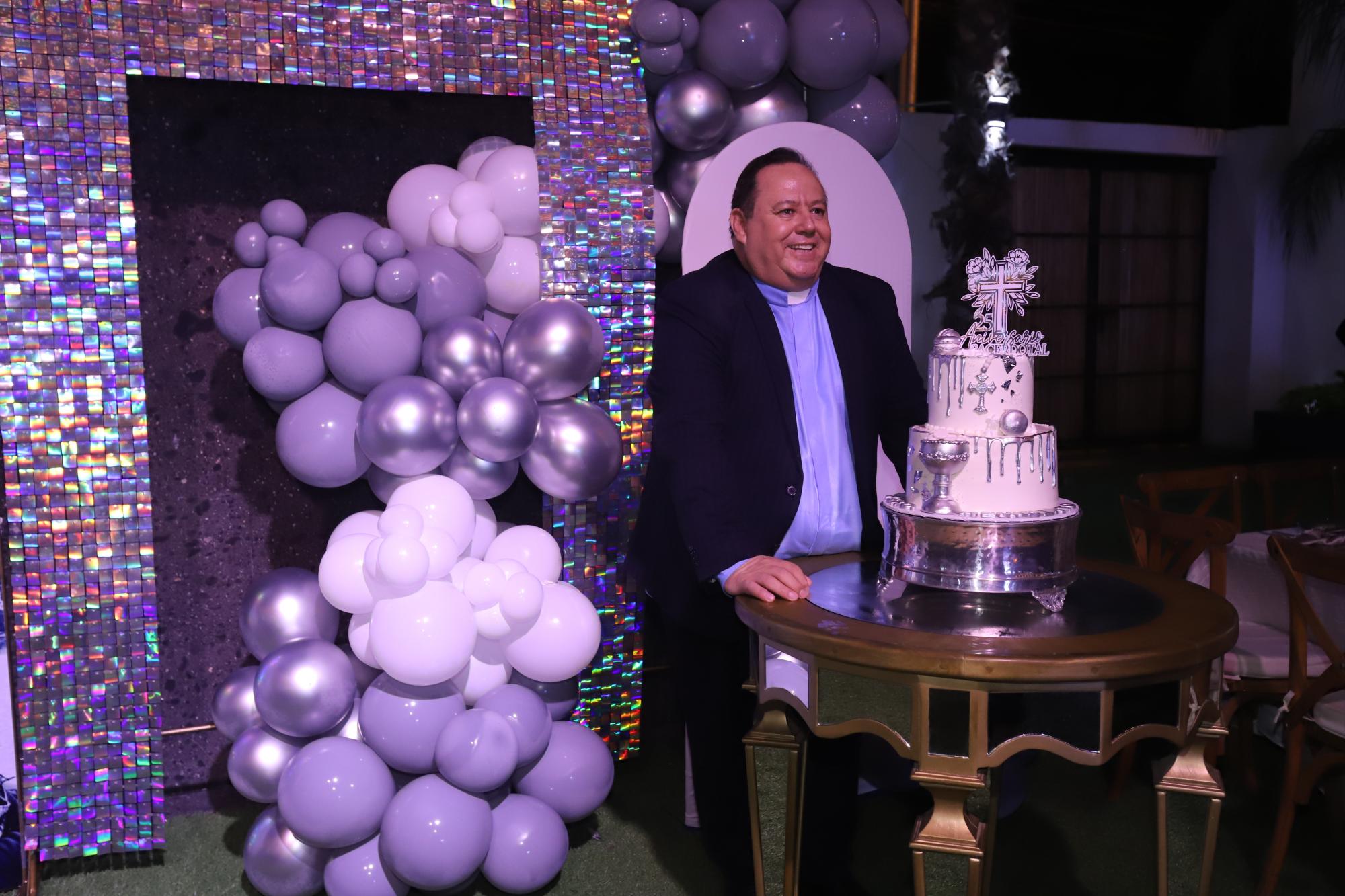 $!El Padre Heriberto con su pastel de aniversario.