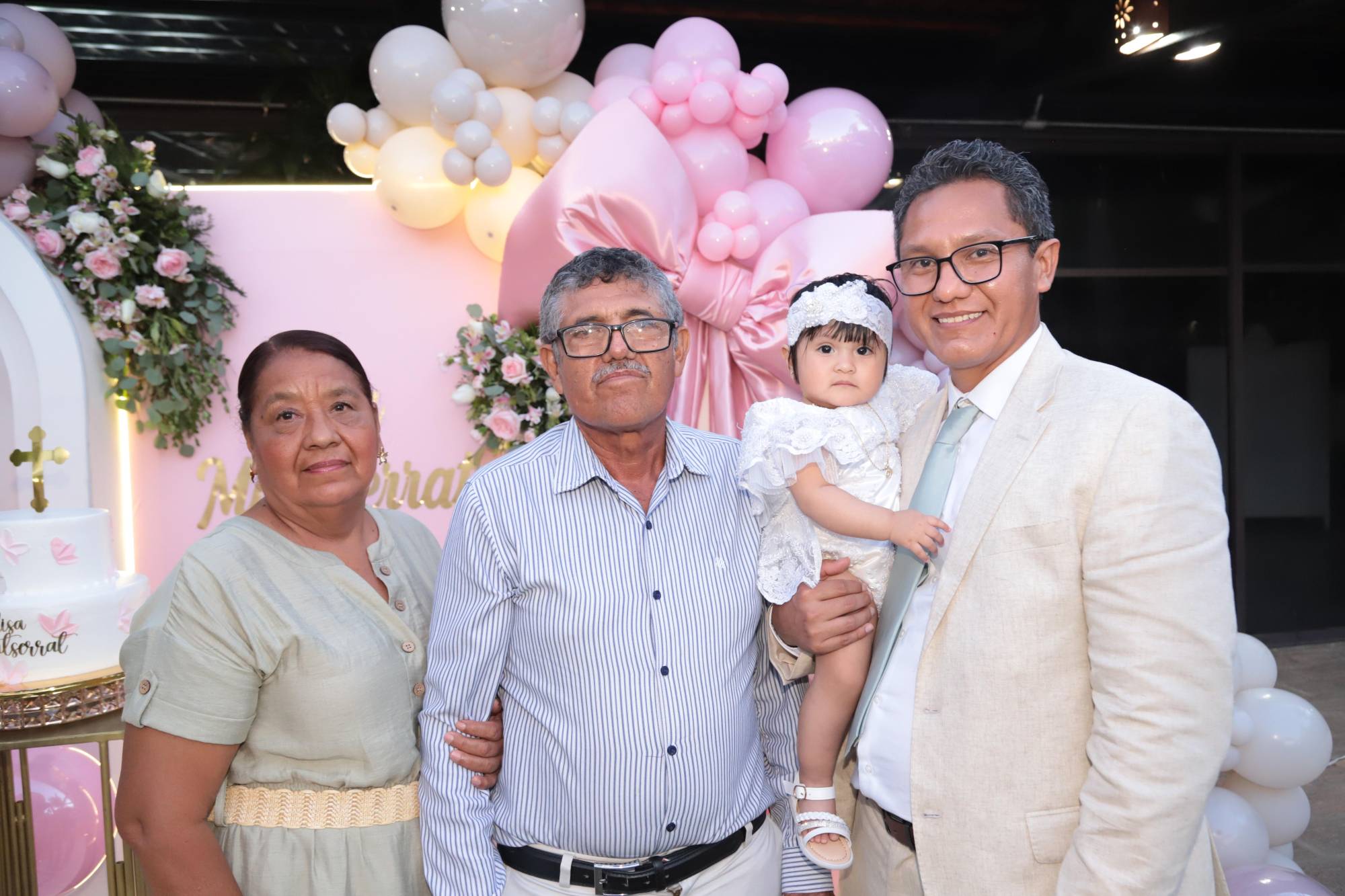 $!La pequeña entre sus abuelos paternos y su papá Gilberto Acosta Cárdenas.