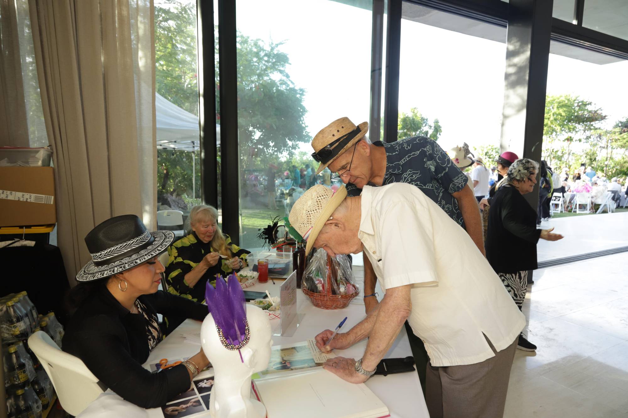$!En el evento se realizó una subasta silenciosa.