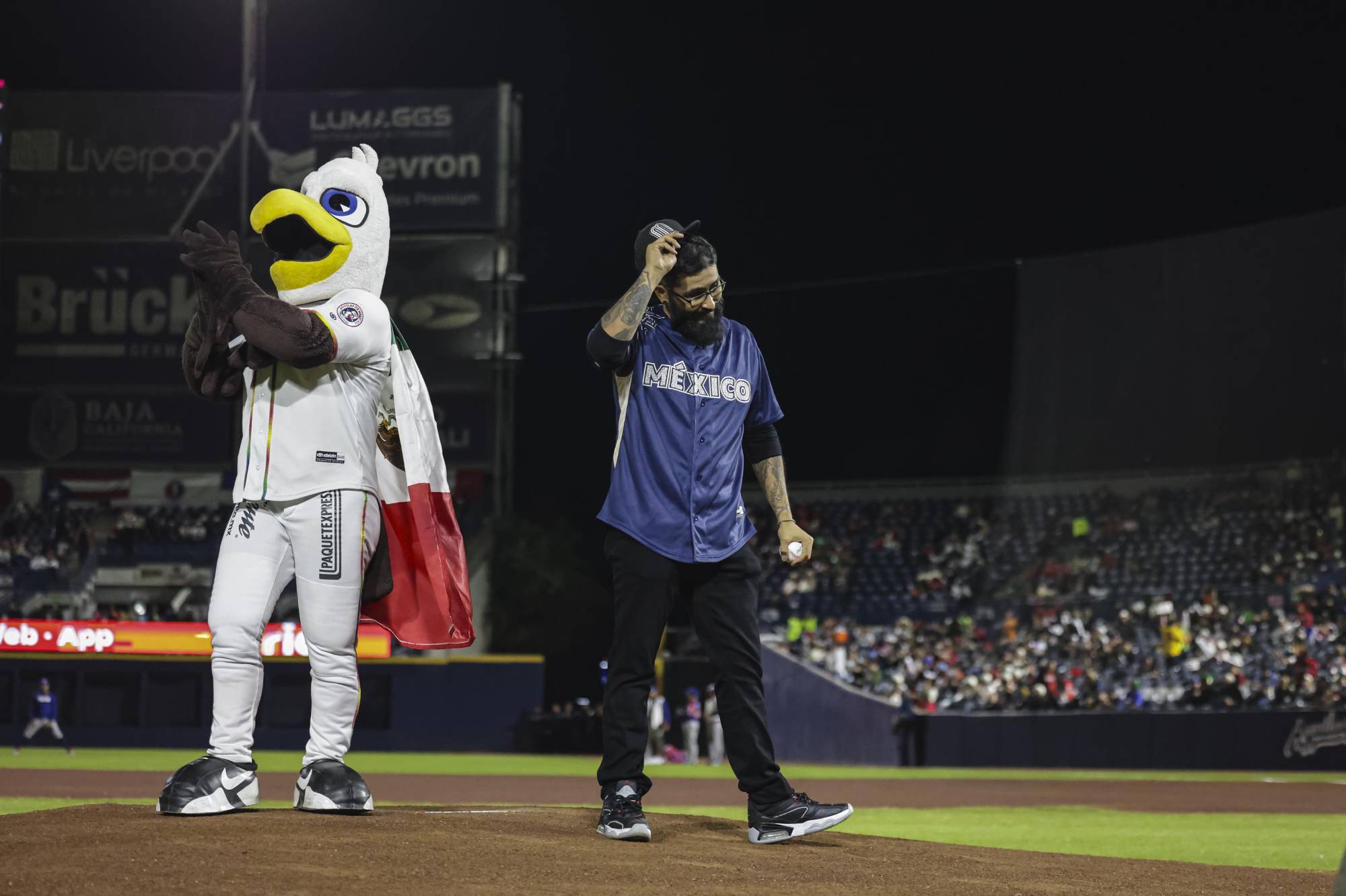$!Julio César Chávez lanza la primera bola en final de la Serie del Caribe