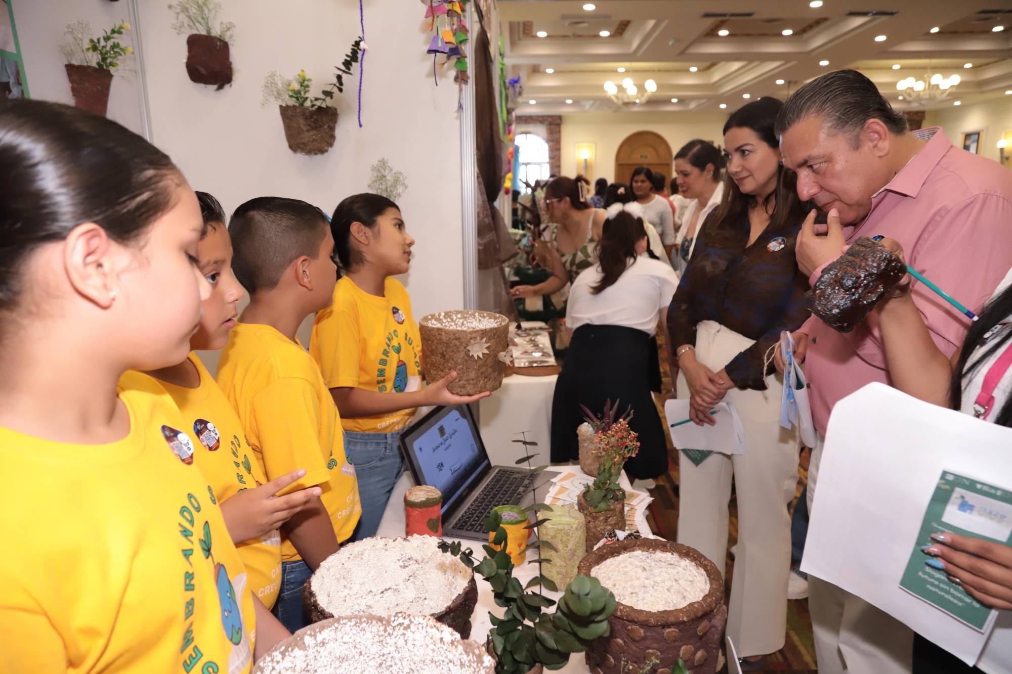$!Los pequeños explicaron sus proyectos a los jueces.