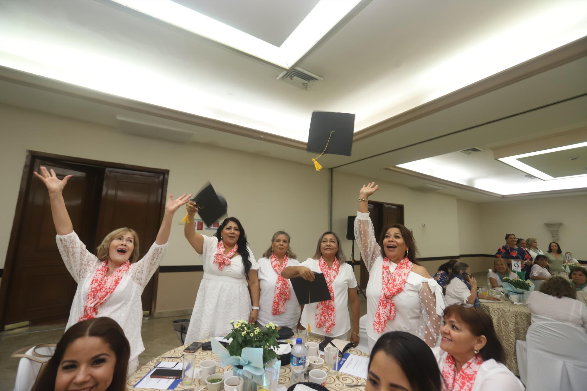 $!Muy contentas las damas terminaron sus estudios.