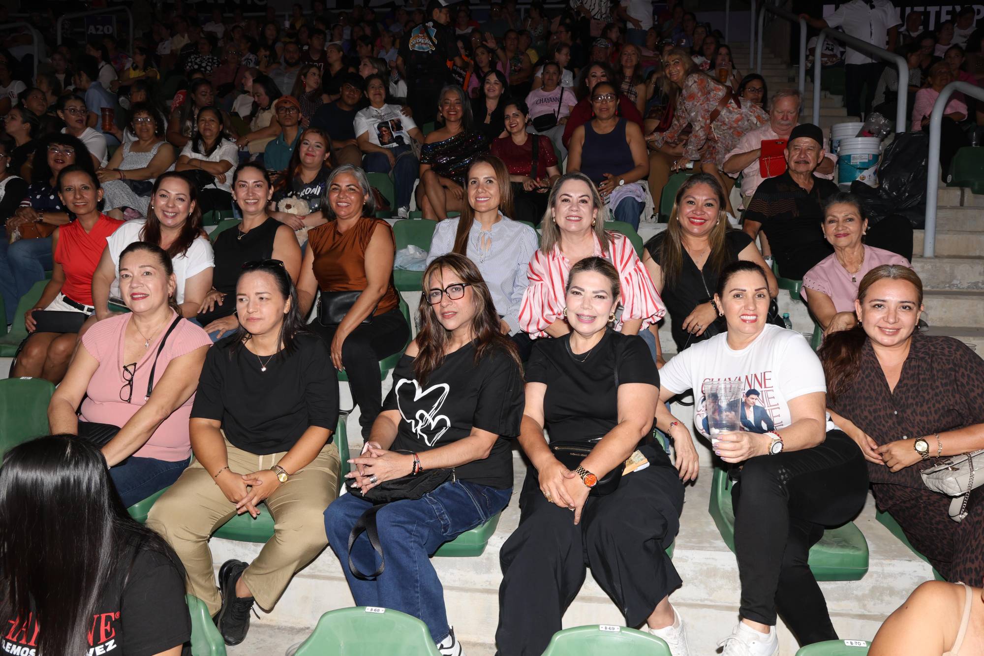 $!Fans disfrutaron al máximo el concierto, cantando y bailando cada tema.