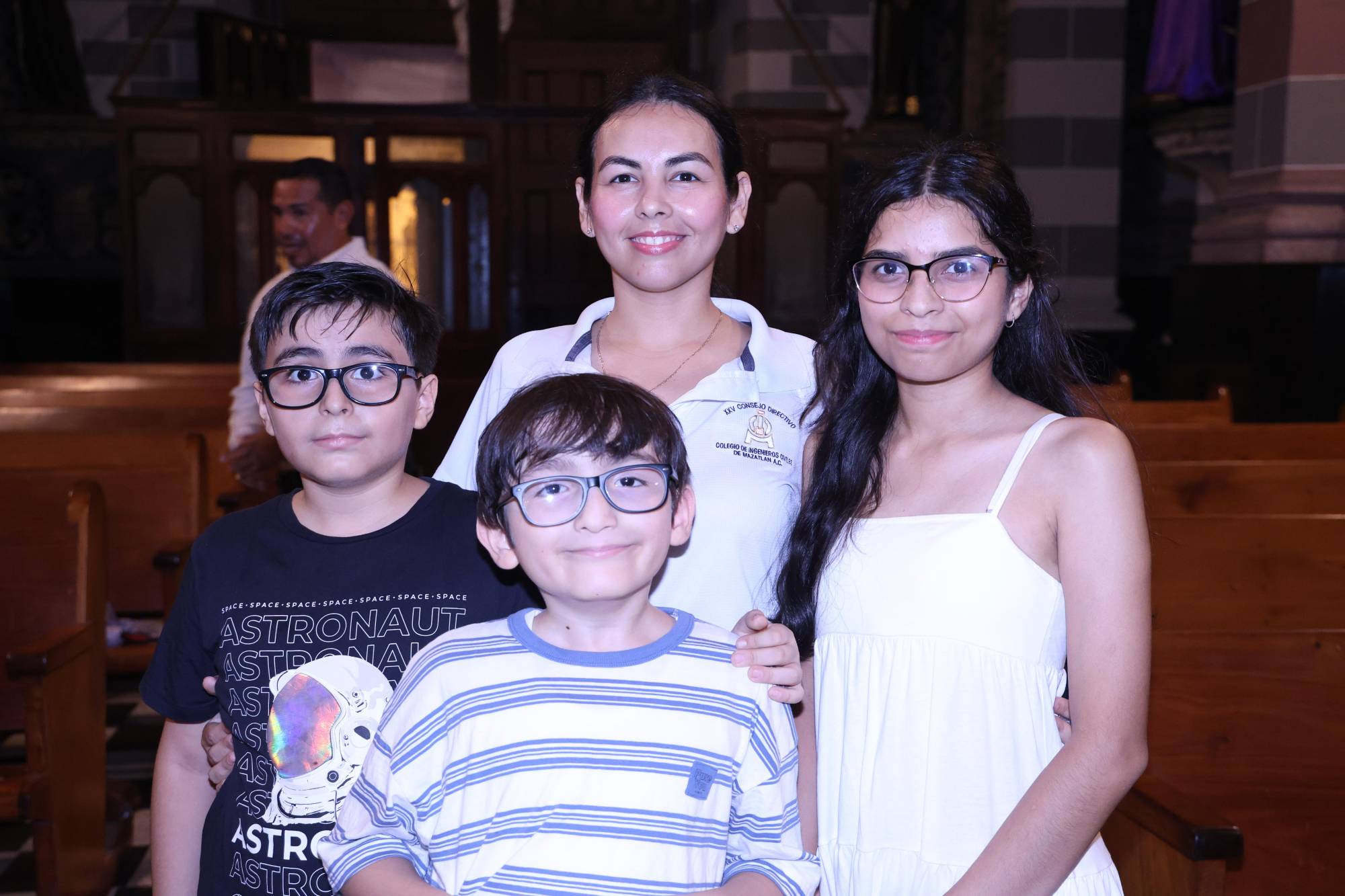 $!Brenda Espinoza entre sus hijos, Ángel, Emil y Elena Garzón.