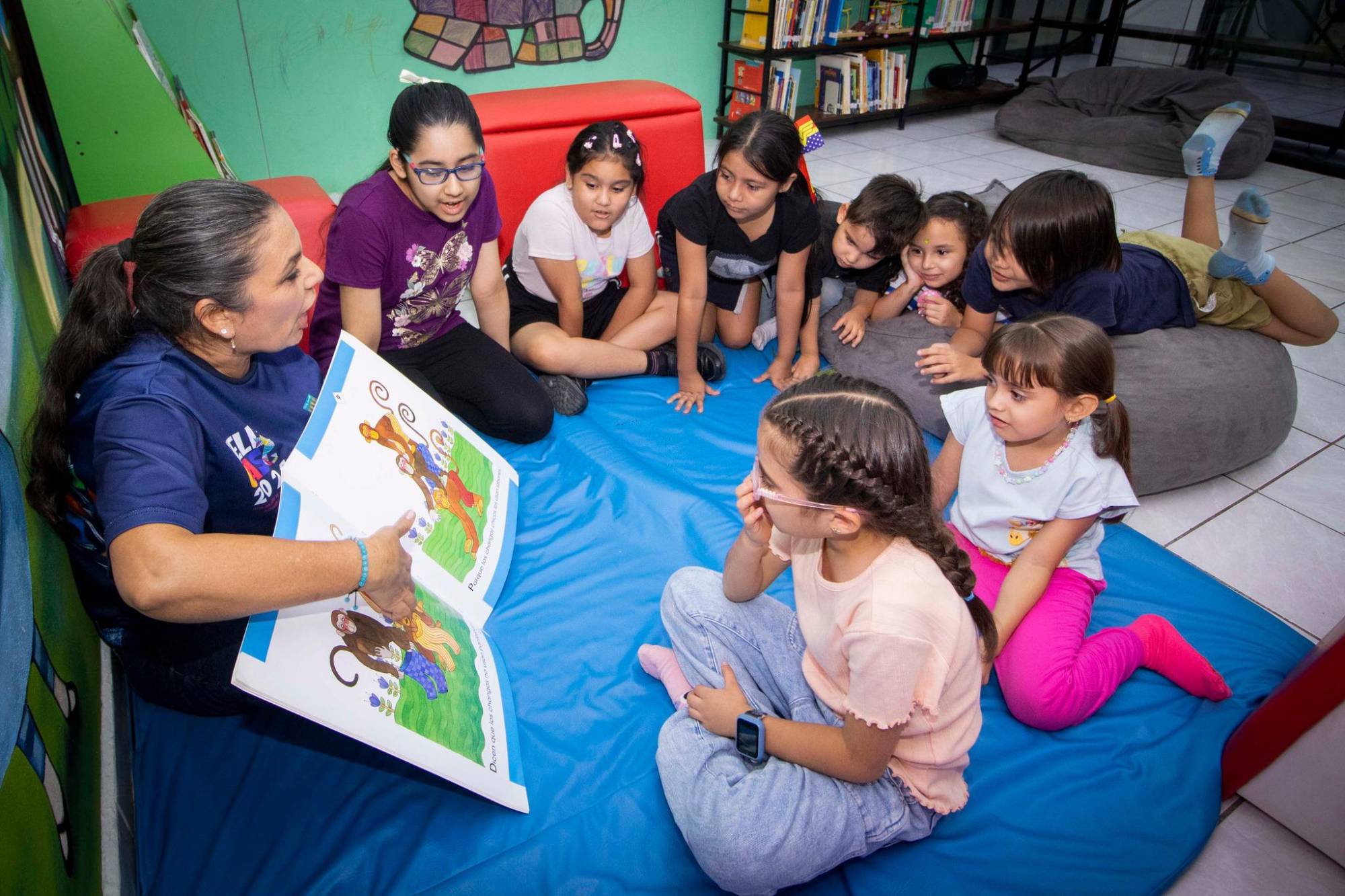 $!Con gran atención escuchan la narración del cuento.