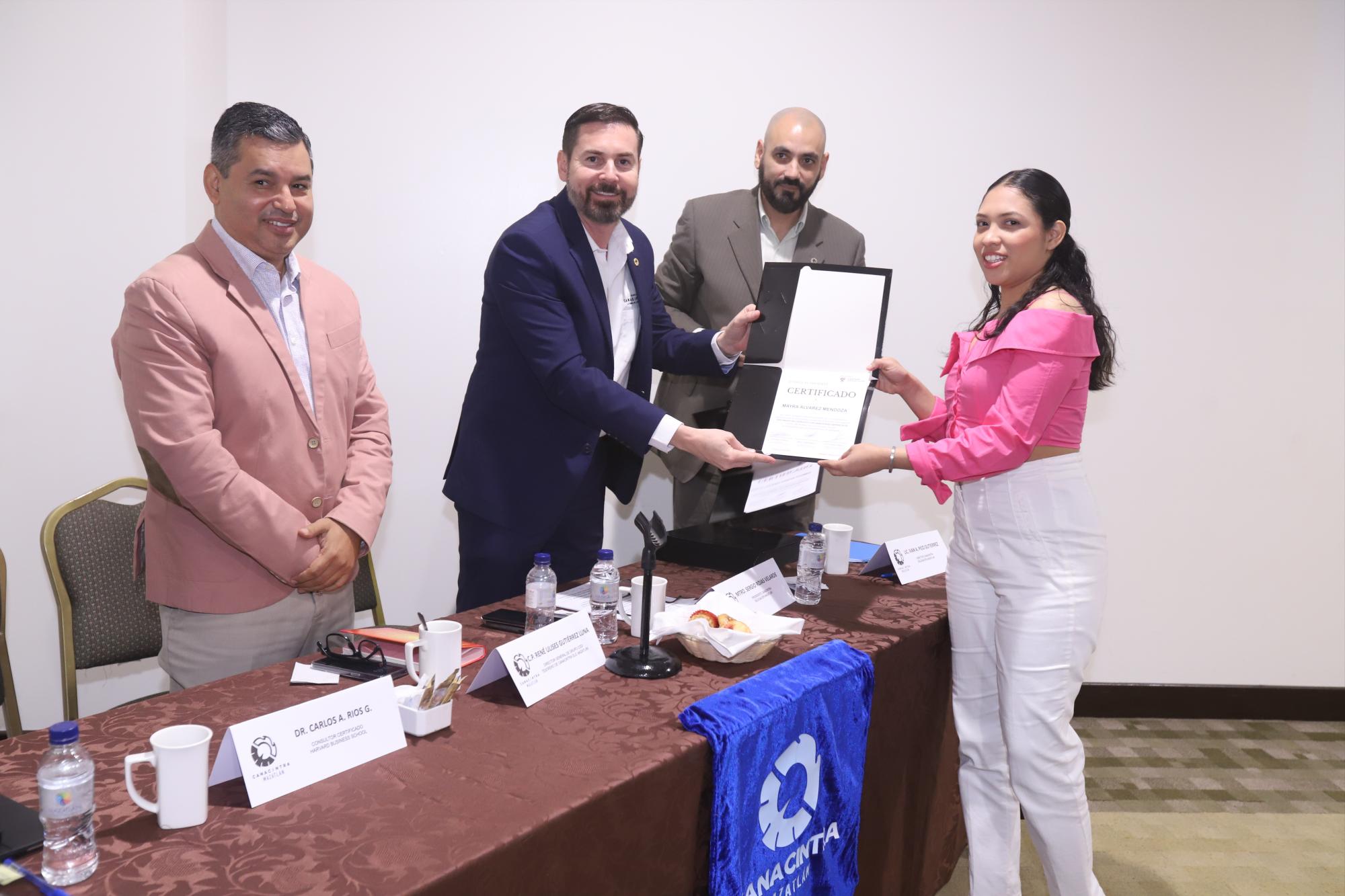 $!Sergio Rojas entrega el diploma a Mayra Álvarez.