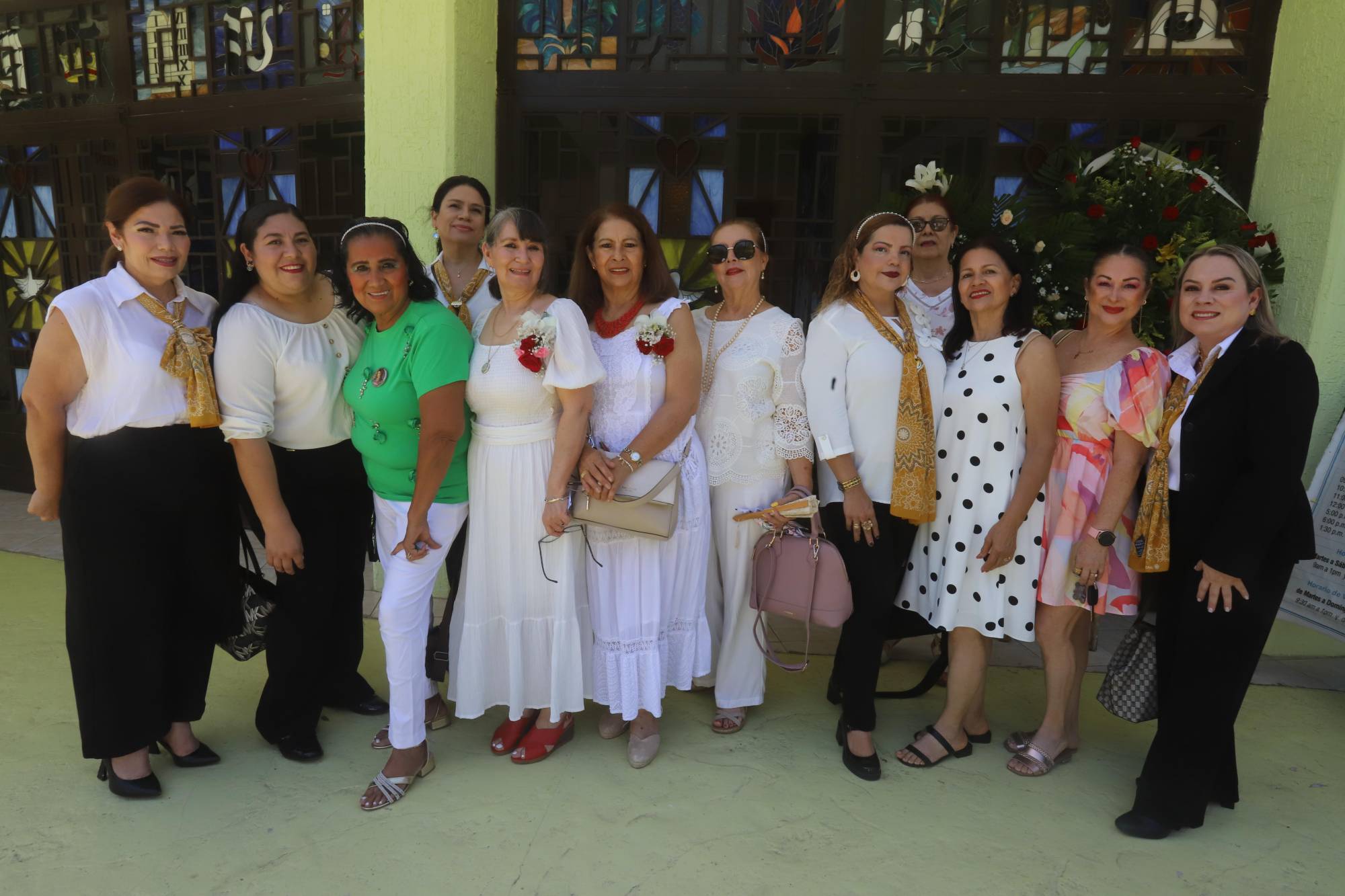 $!Yadira Rodríguez Saille y Soledad Quintero López, quienes son las graduadas de la Unidad Noroeste, entre animadoras e integrantes de la agrupación de la casa editorial.