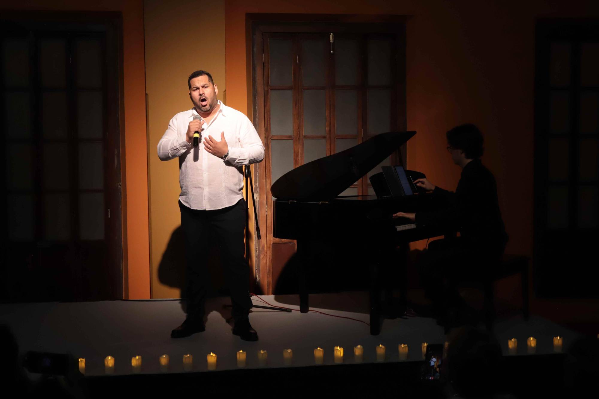 $!El tenor internacional Carlos Osuna estuvo presente en el concierto.