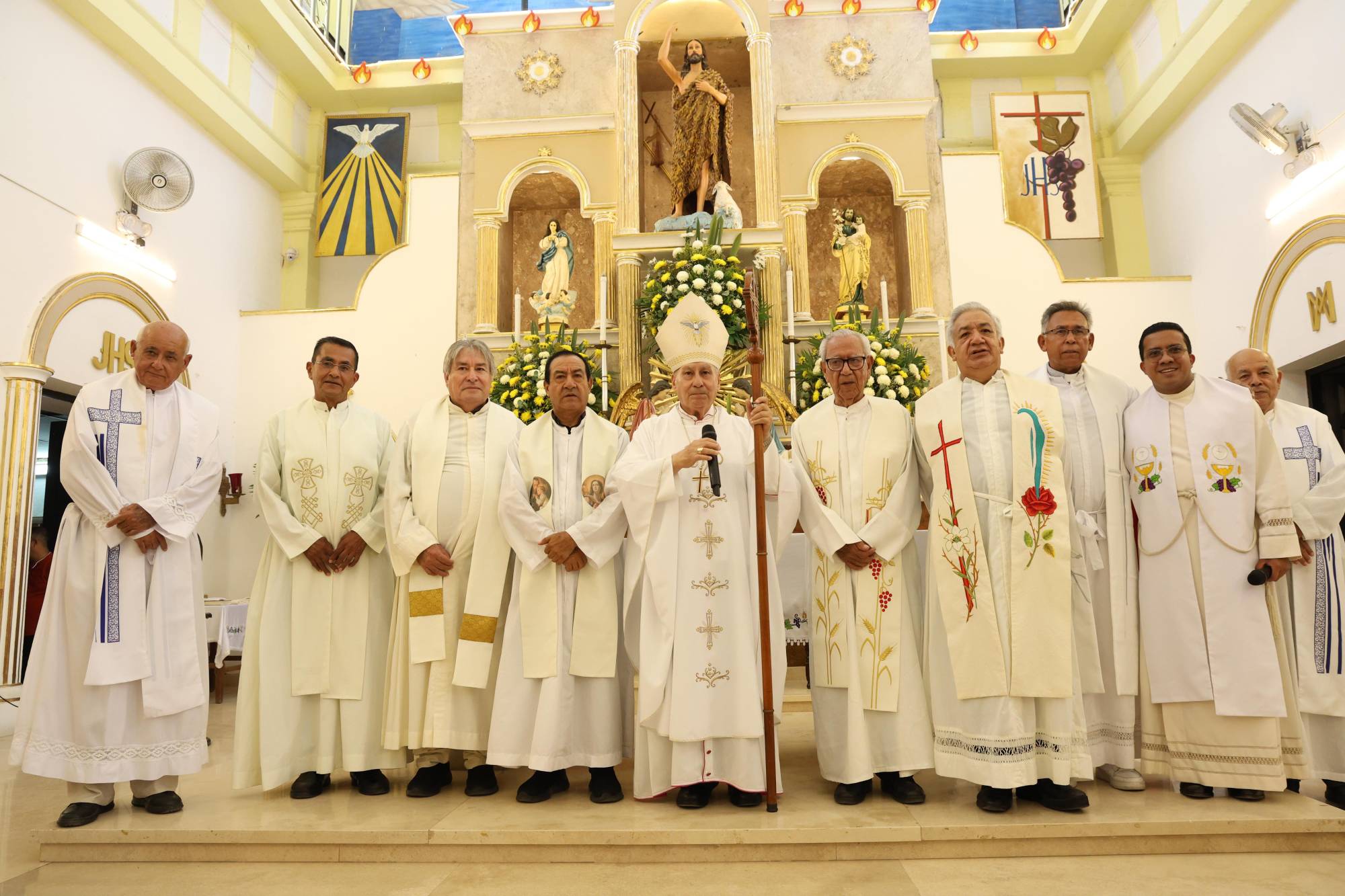 $!El Obispo Mario Espinosa Contreras y sacerdotes concelebrantes que participaron en la misa de confirmaciones realizada durante las fiestas patronales de San Juan, en Villa Unión.