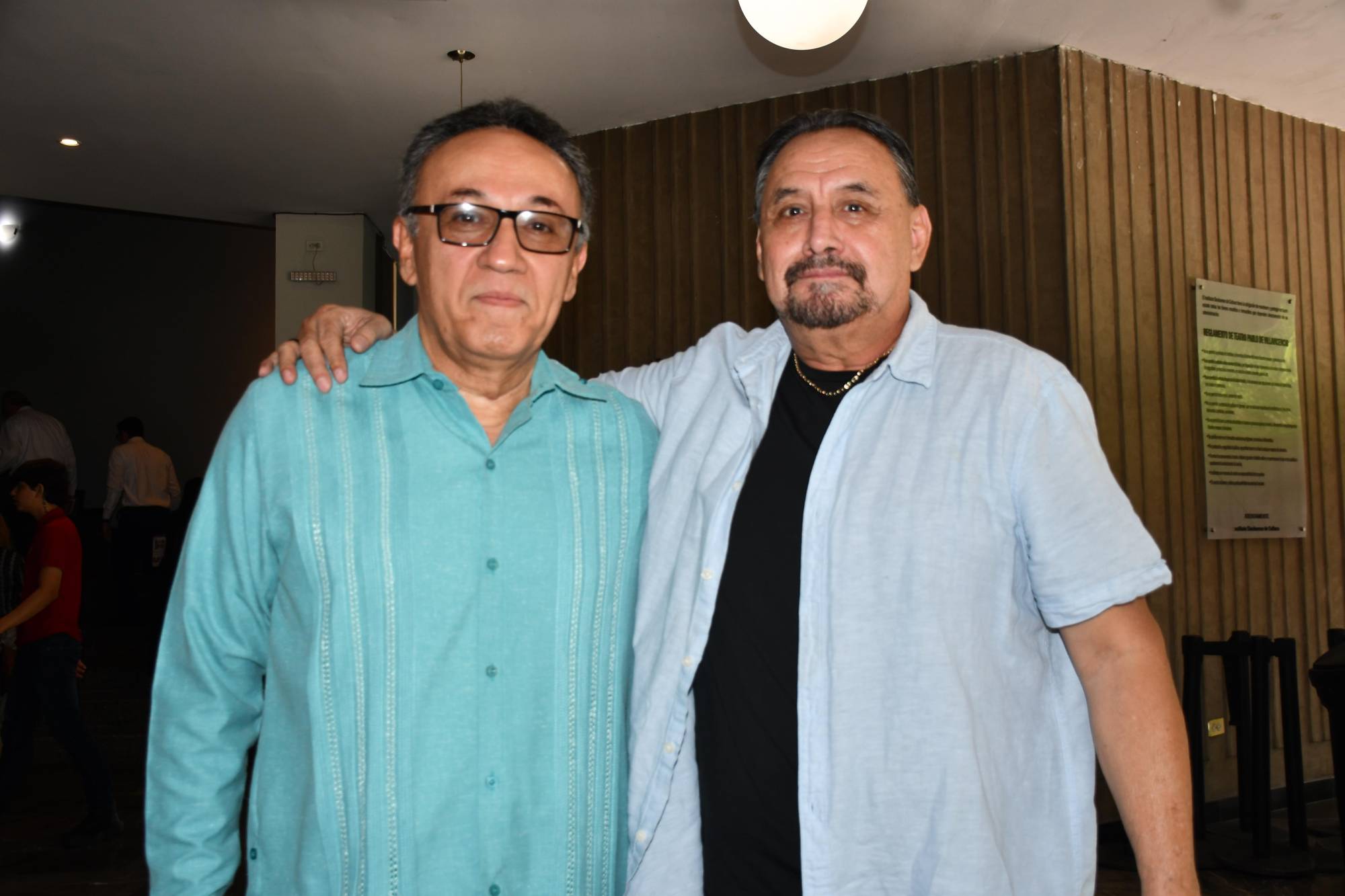 $!Juan Avilés Ochoa, director del Isic, con el director de teatro Lázaro Fernando Rodríguez.