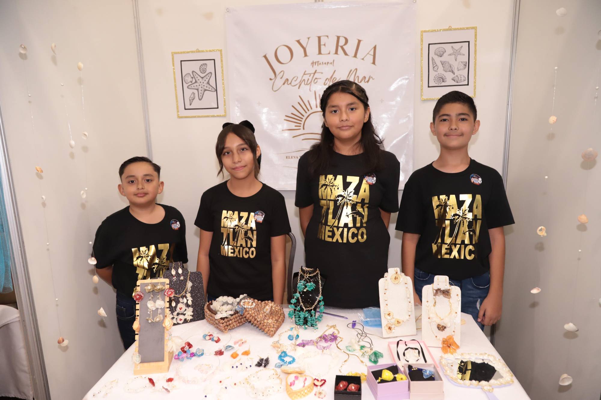 $!El equipo Joyería Artesanal, integrado por Santiago Madrid, Sharon Martín, Alexa Nicole Peña y Esteban Vargas, de la Primaria Vasco de Quiroga.