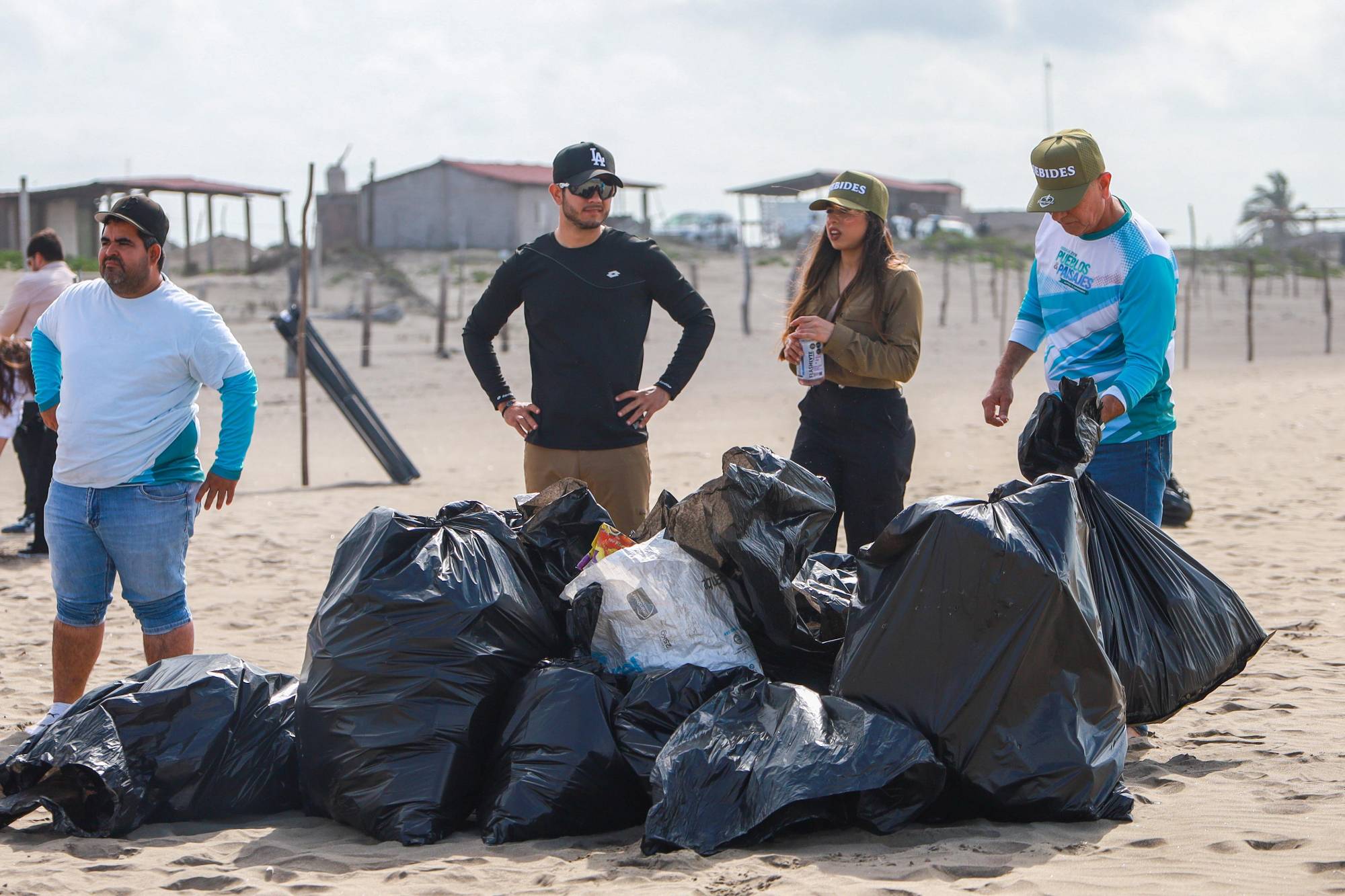 $!Por un medio ambiente sano, SEBIDES impulsa limpieza de playas en Bellavista, Guasave