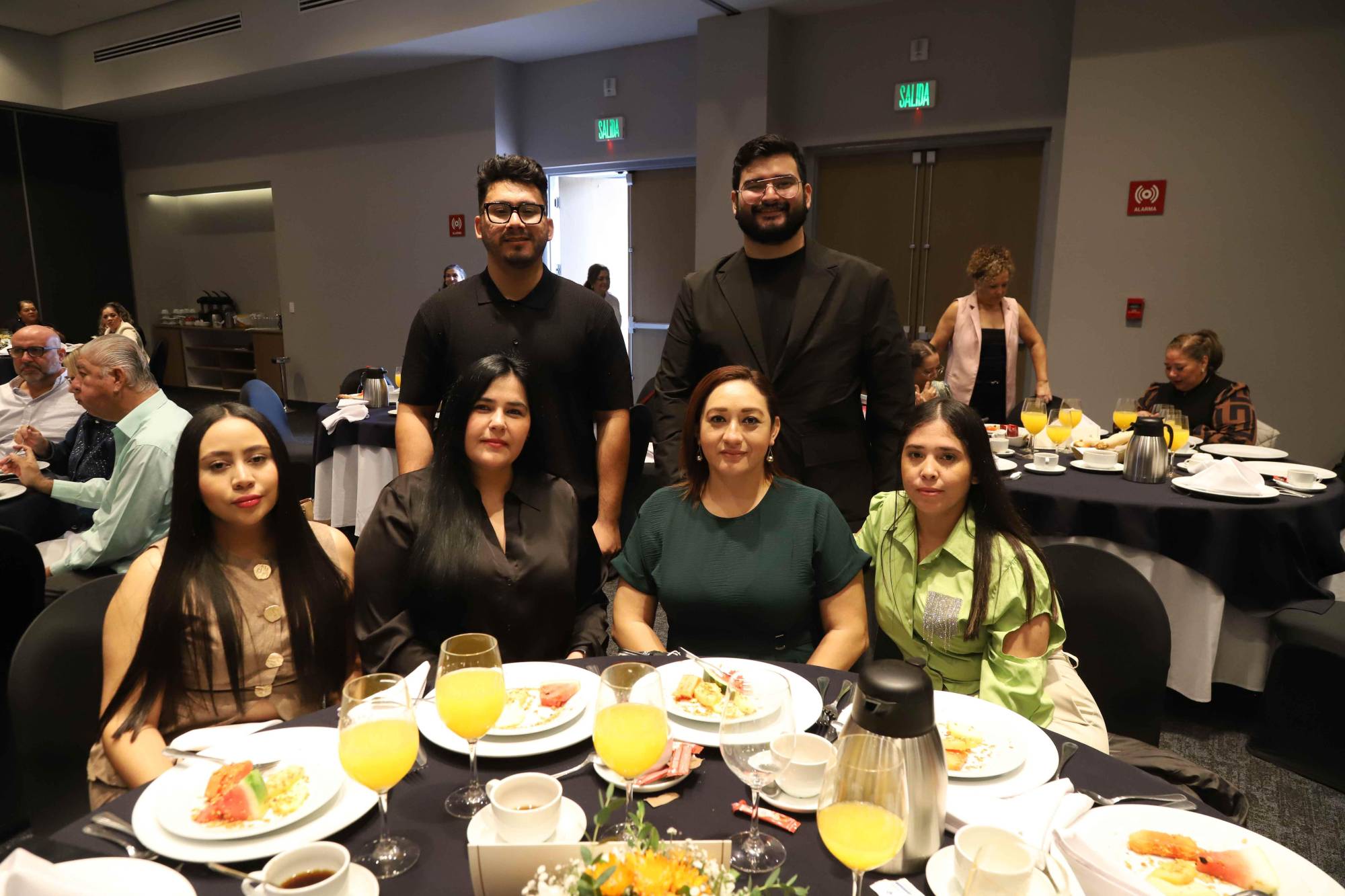 $!Heriberto Rosas, Hugo Rojo, Dania Coronado, Ana Velarde, Karla Villavicencio y Clay Osuna.