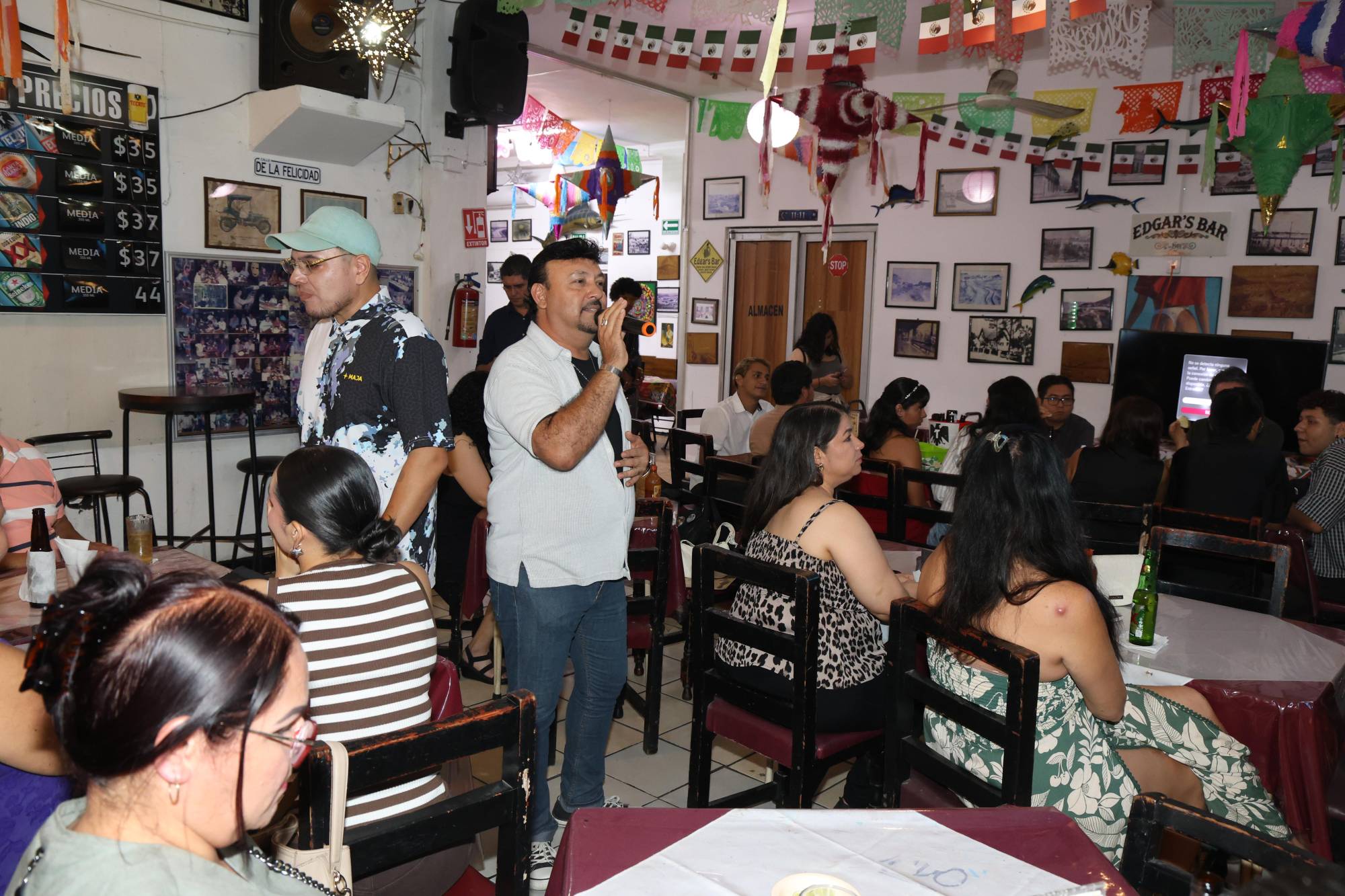 $!Alberto Vargas ambientó la presentación con canciones y dirigiendo el karaoke