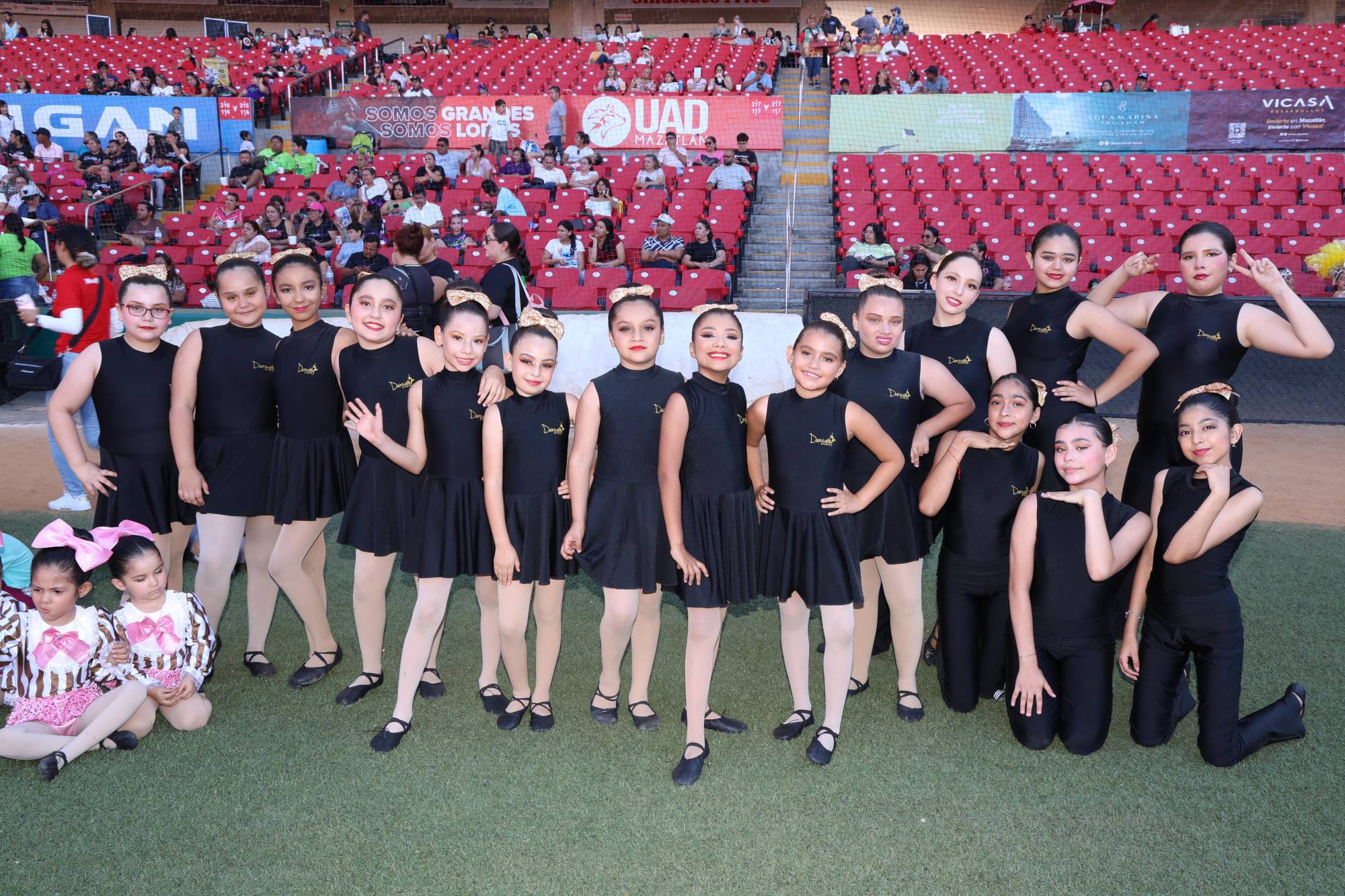 $!Las pequeñas de Danzare Studio se toman la fotografía del recuerdo.