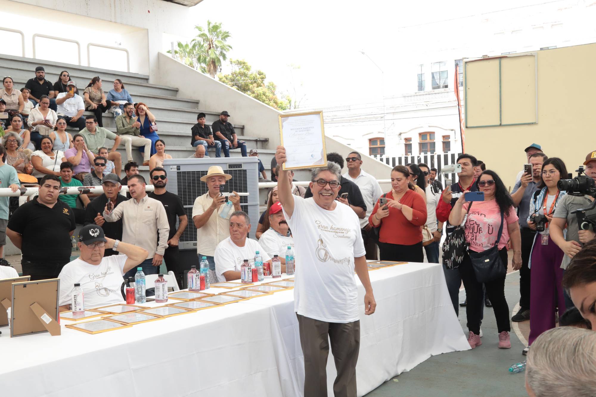 $!Antonio López levanta su reconocimiento.