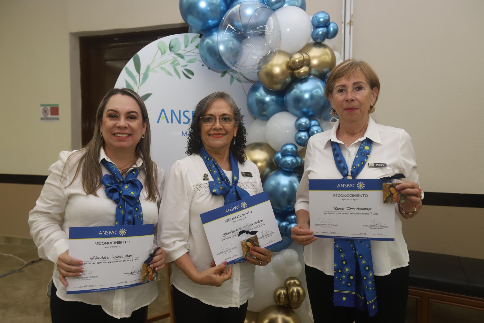 $!Elva Aguirre, Guadalupe Celia Huerta y Patricia Torres cumplieron 5 años en Anspac Mazatlán.