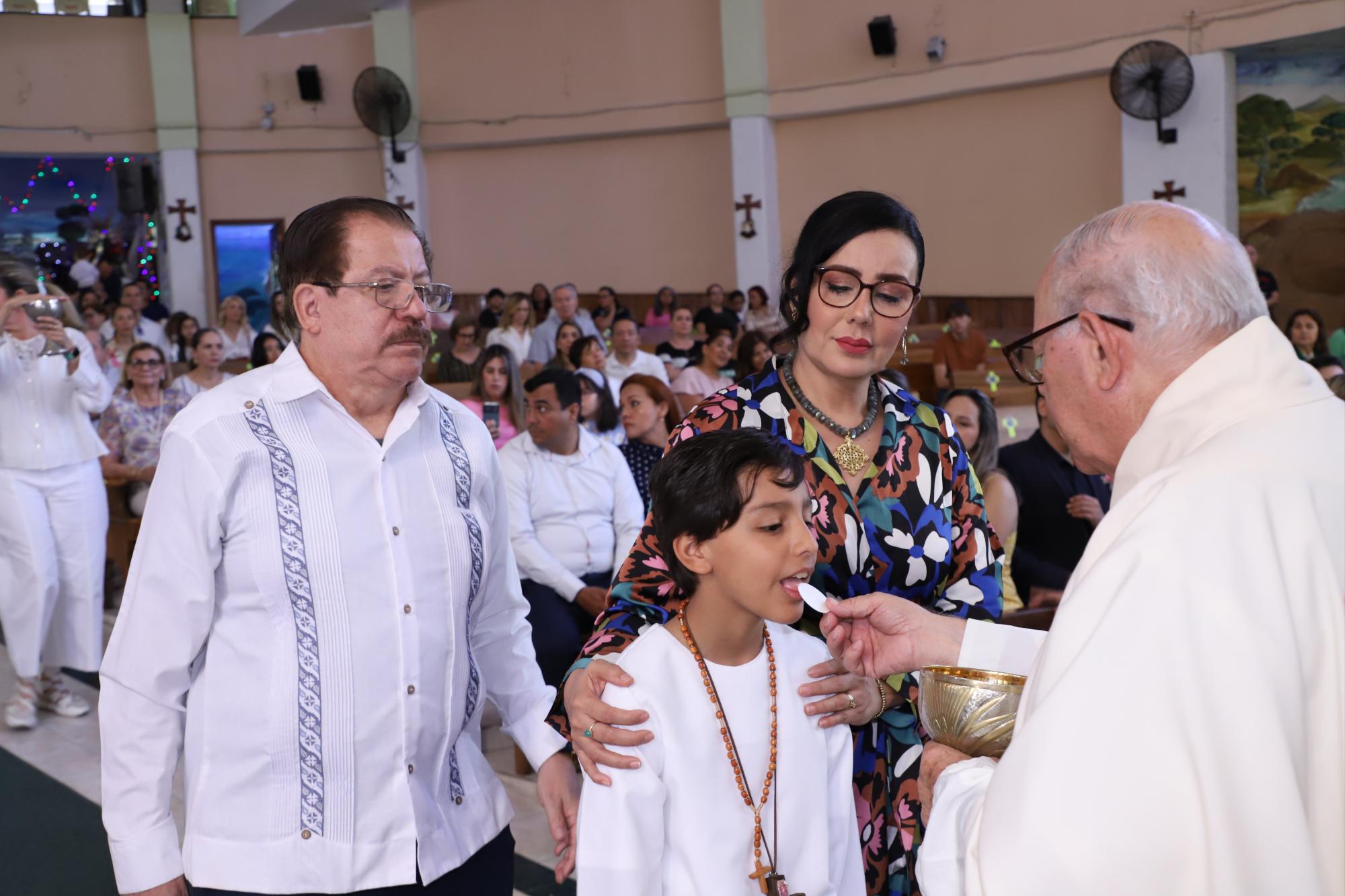 $!Roberto Añorve y Cecy Lugo acompañaron a su nuevo ahijado José Heladio Castro Velázquez a recibir a Cristo por primera vez.