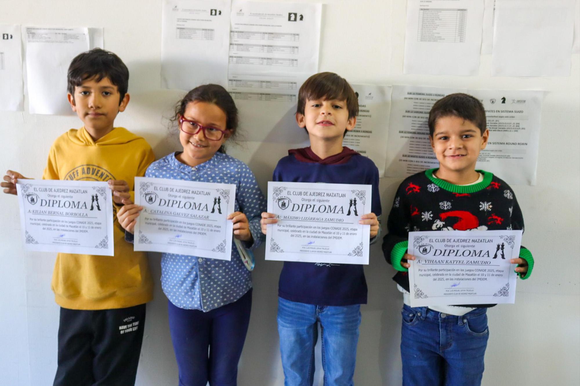 $!Compiten cuadro a cuadro por las mejores posiciones en el Municipal de Ajedrez