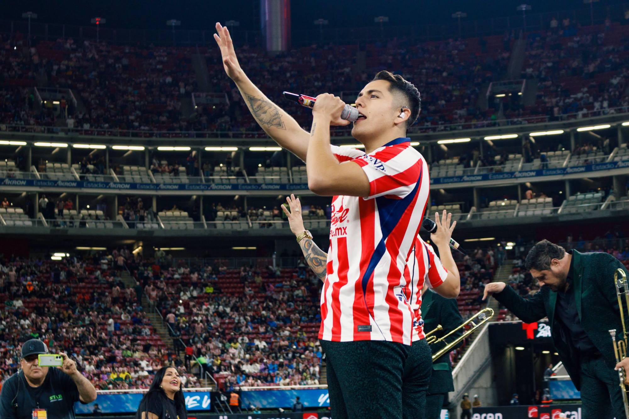 $!Jesús Andrés Padilla, integrante de Banda Los Sebastianes, durante la presentación de la agrupación en el Estadio AKRON.