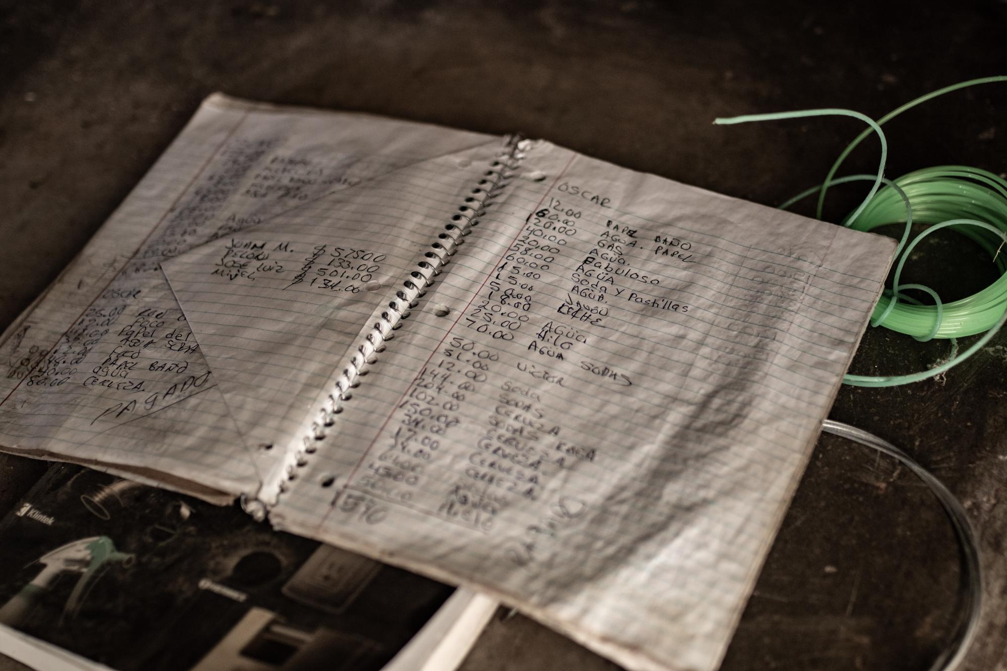 $!Lista de productos y precios en una tienda abandonada en la comunidad jerezana de La Barca.