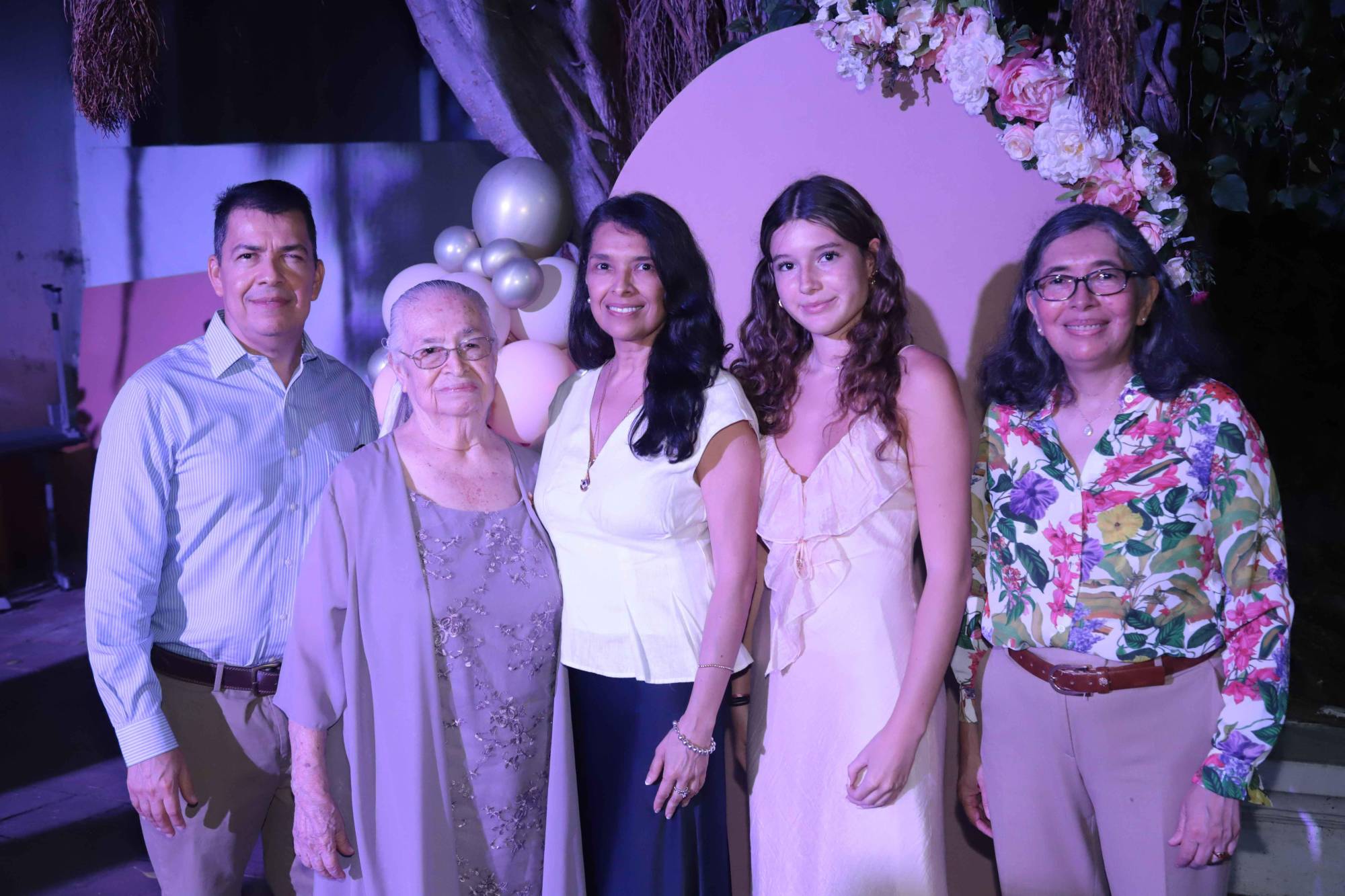 $!María de Jesús entres sus familiares, Guillermo López, Lori Igel, Jacquie Loruhama y Rayito López Stephens.