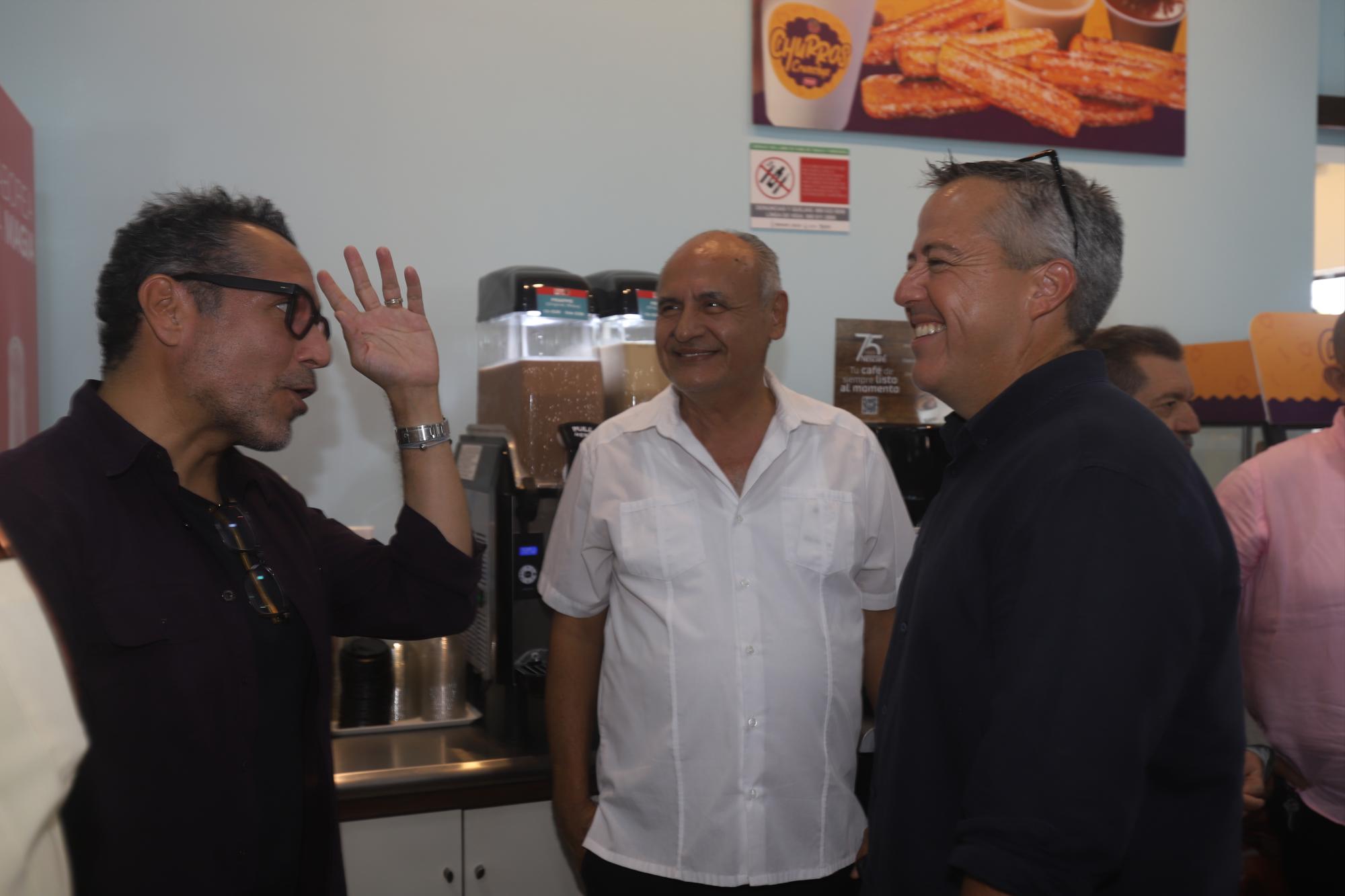 $!Los chefs Luis Osuna y Héctor Peniche en plena charla.