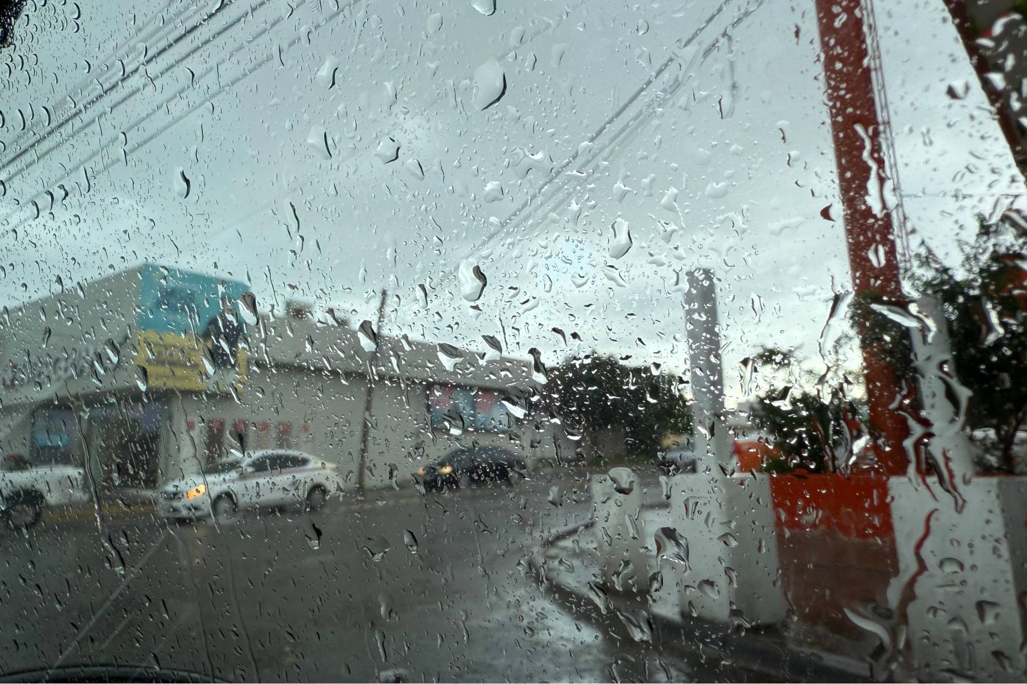 $!Arrecia fuerte lluvia en sectores norte y oriente de Culiacán este martes