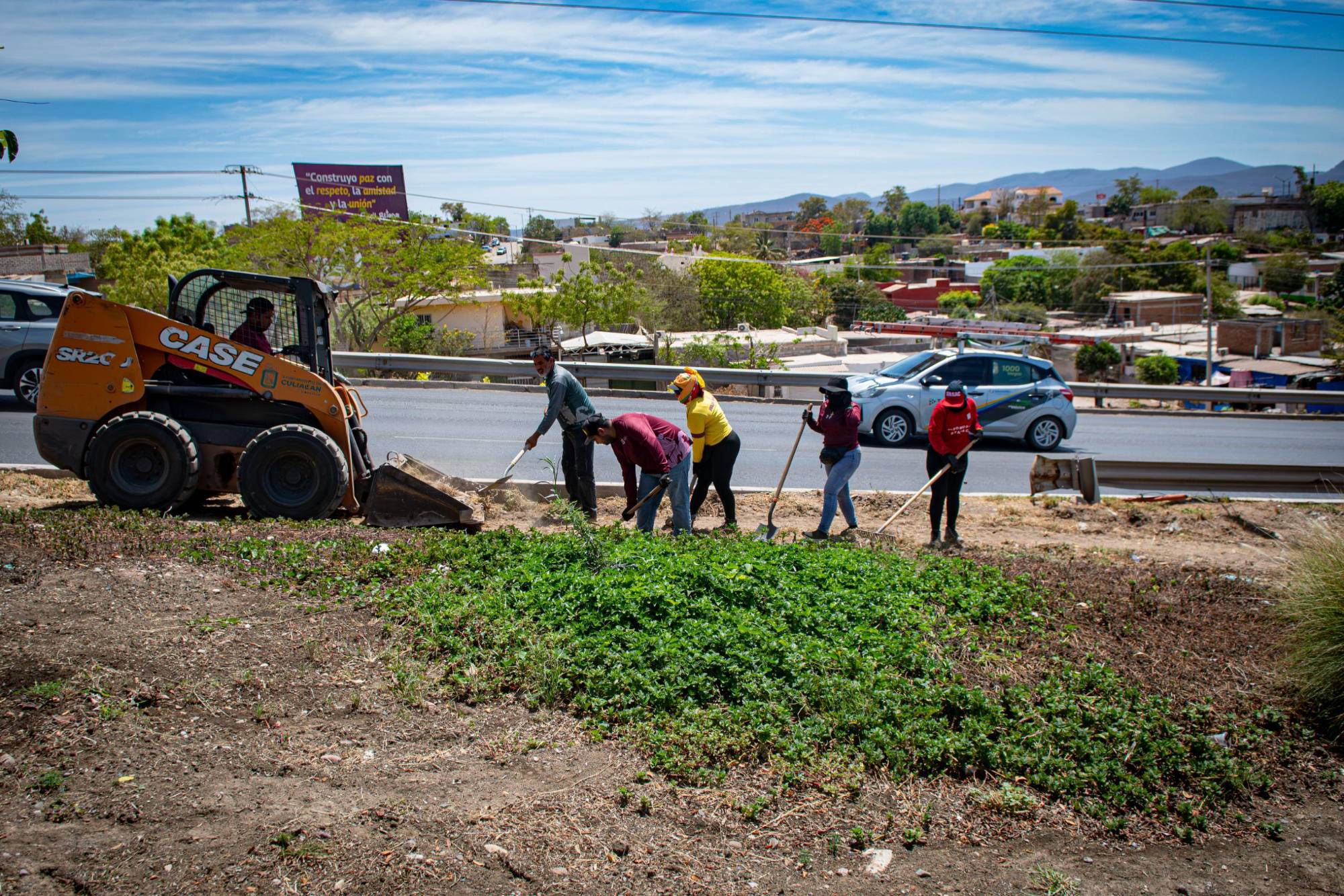 $!Gobierno de Culiacán limpia y poda vialidades clave de la ciudad